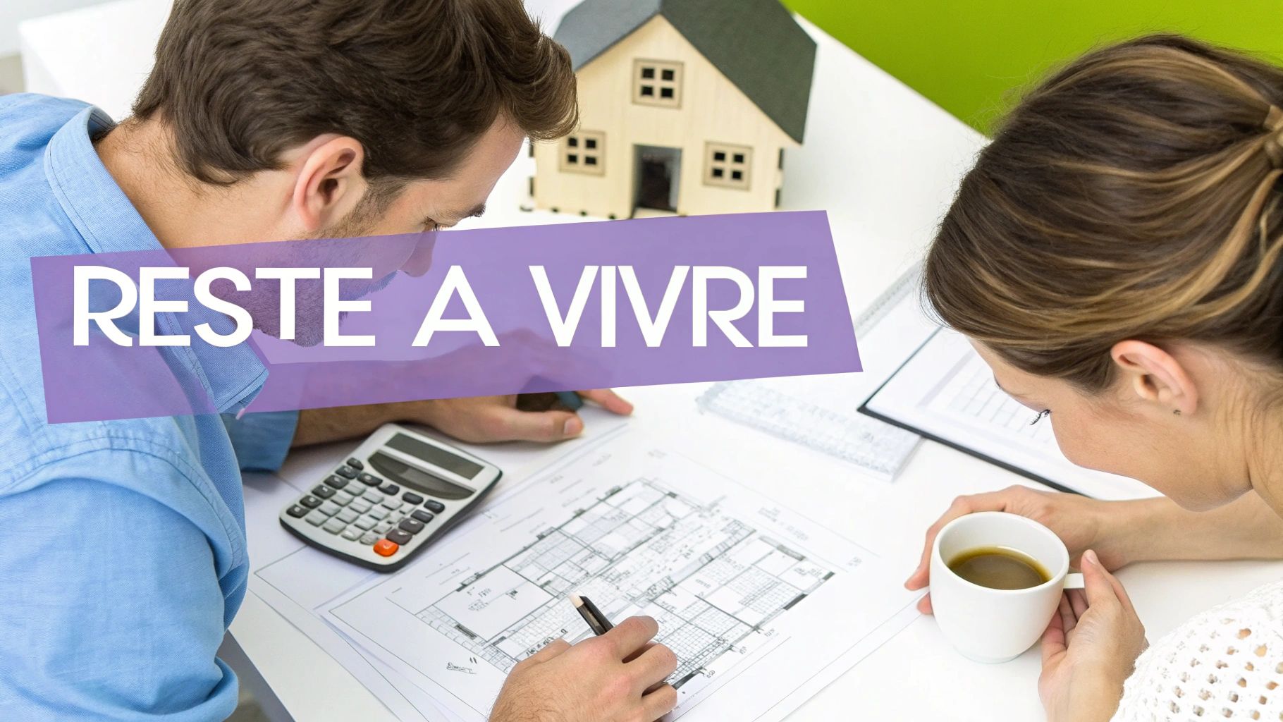 Une calculatrice et des clés de maison posées sur des plans architecturaux, symbolisant le financement d'un projet immobilier