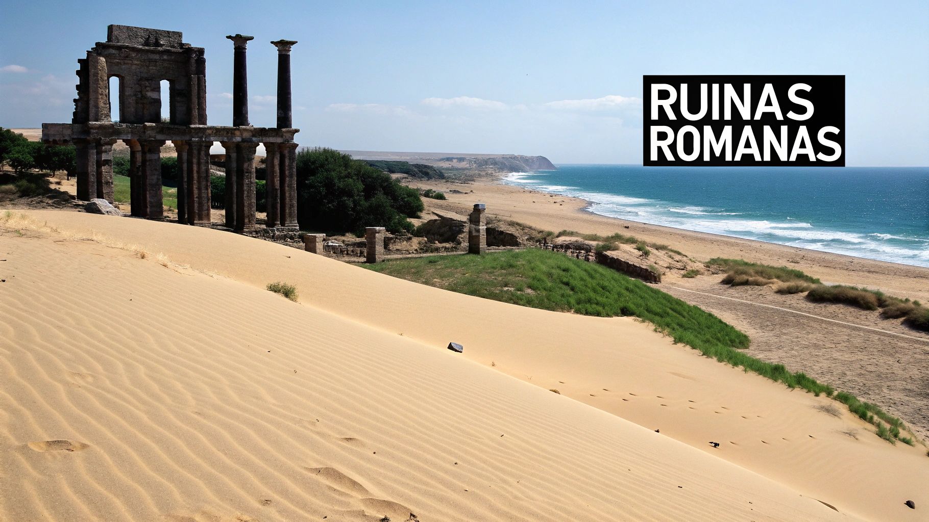 Vista aérea de la Playa de Bolonia en Tarifa, con su duna monumental y las ruinas romanas de Baelo Claudia en primer plano.