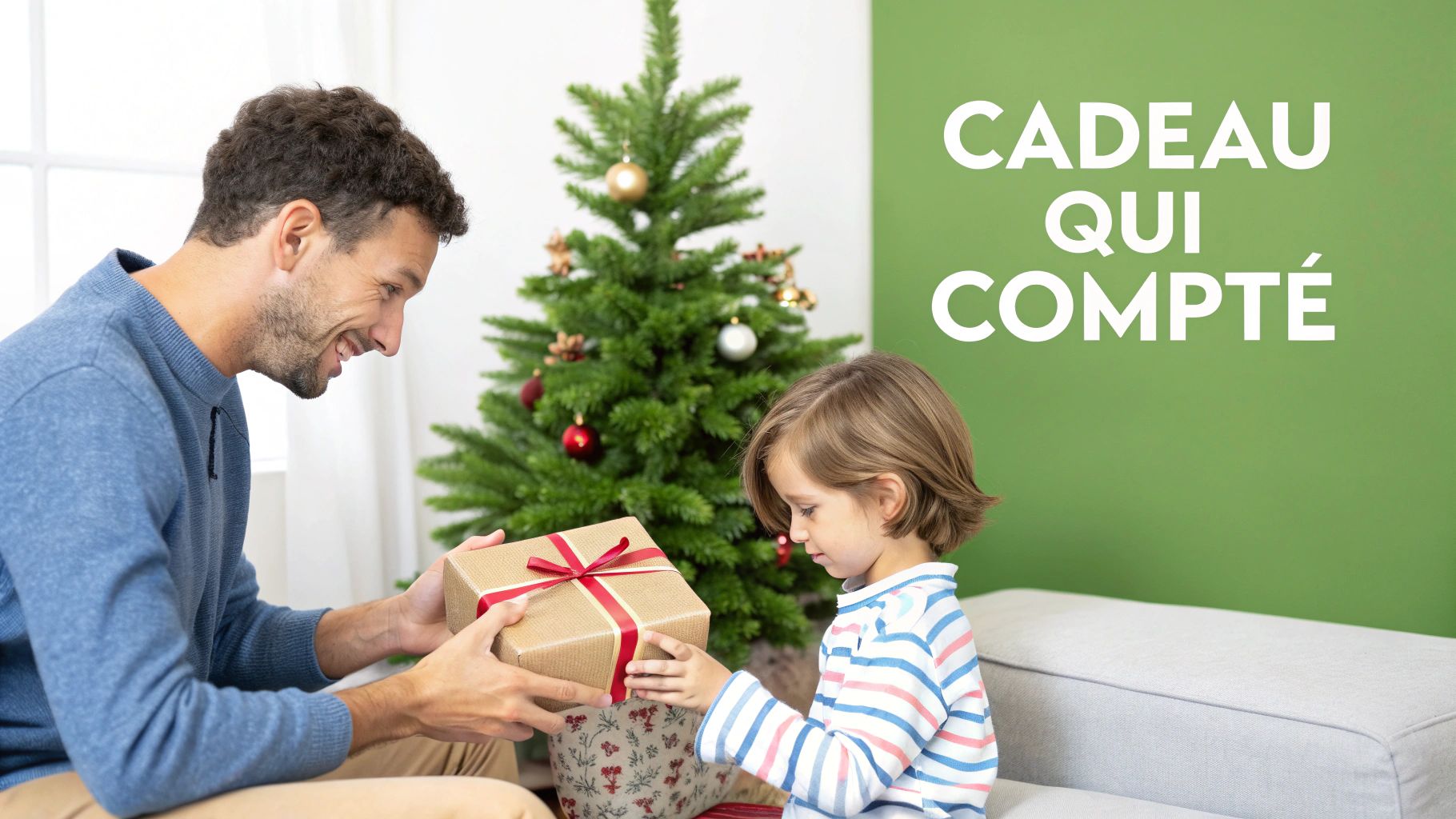 Un homme souriant offre un cadeau de Noël joliment emballé à un enfant devant un sapin décoré.