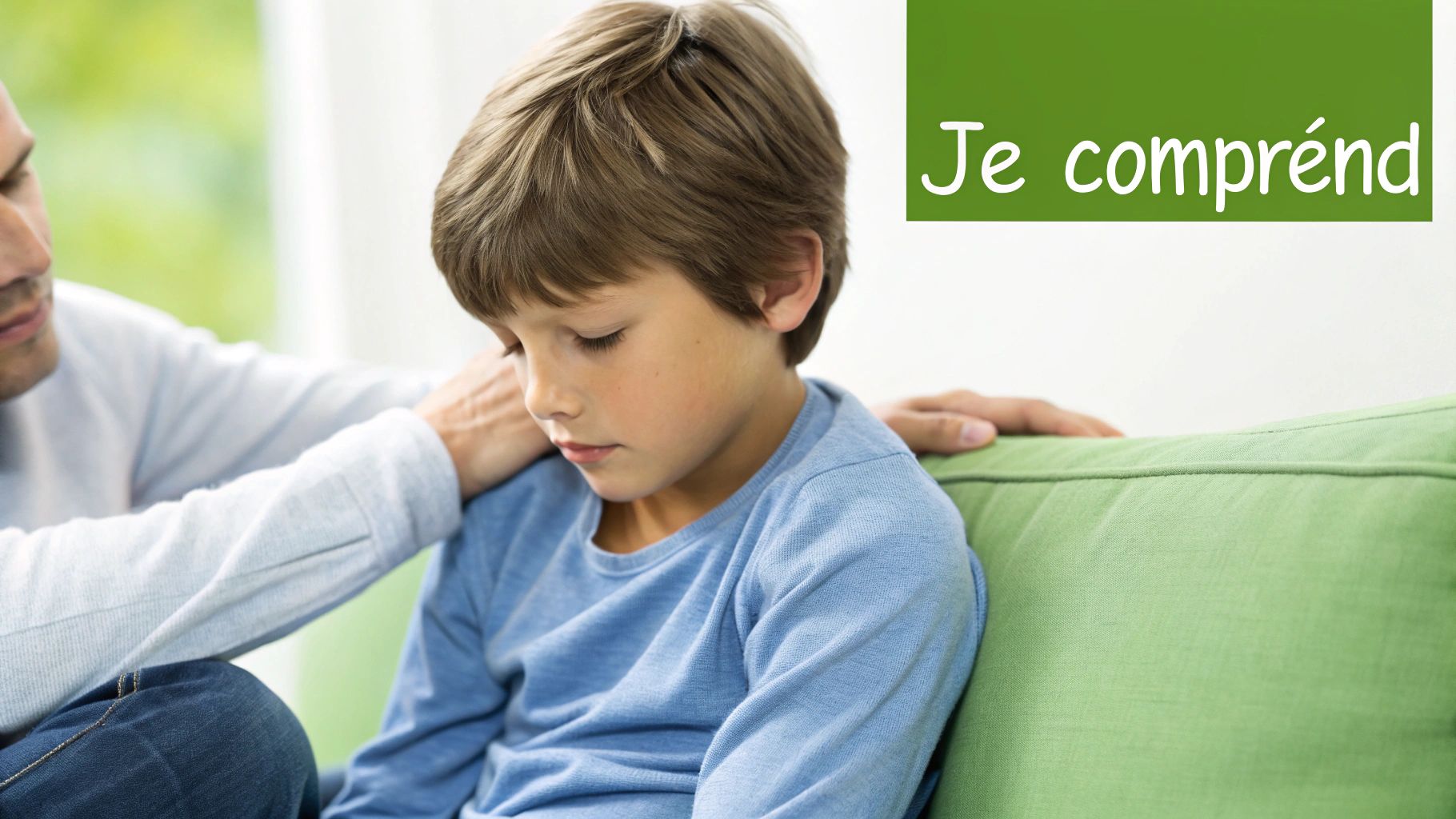 Un père réconforte sa fille assise sur des cartons de déménagement.