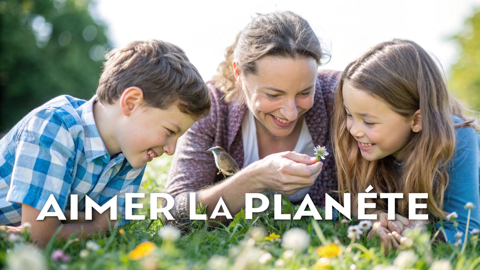 Une mère et ses enfants souriants regardent une fleur blanche dans l'herbe, avec un oiseau sur son bras, promouvant l'amour de la planète.
