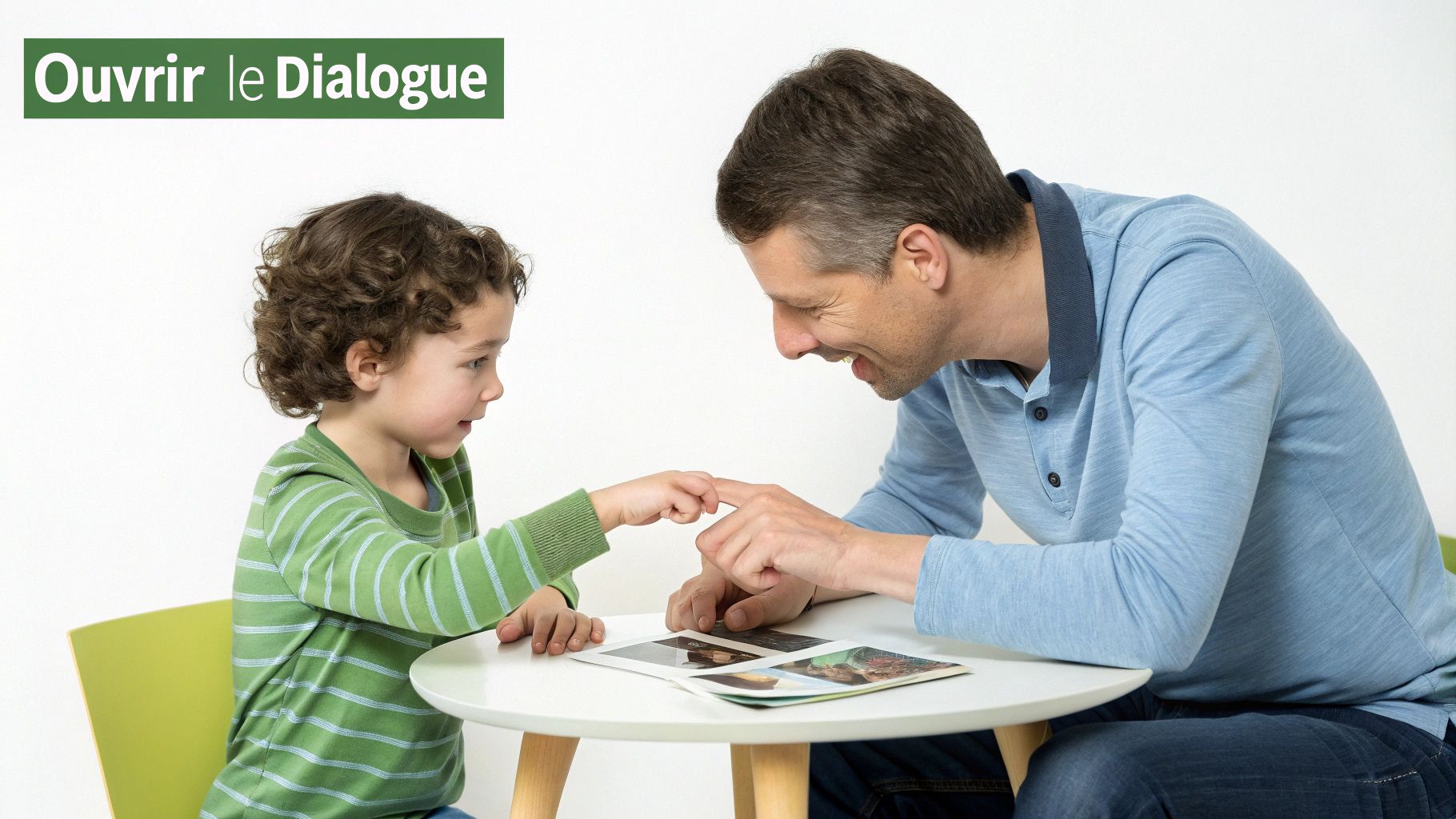 Un père et son enfant regardent une photo sur un téléphone, engageant une conversation.