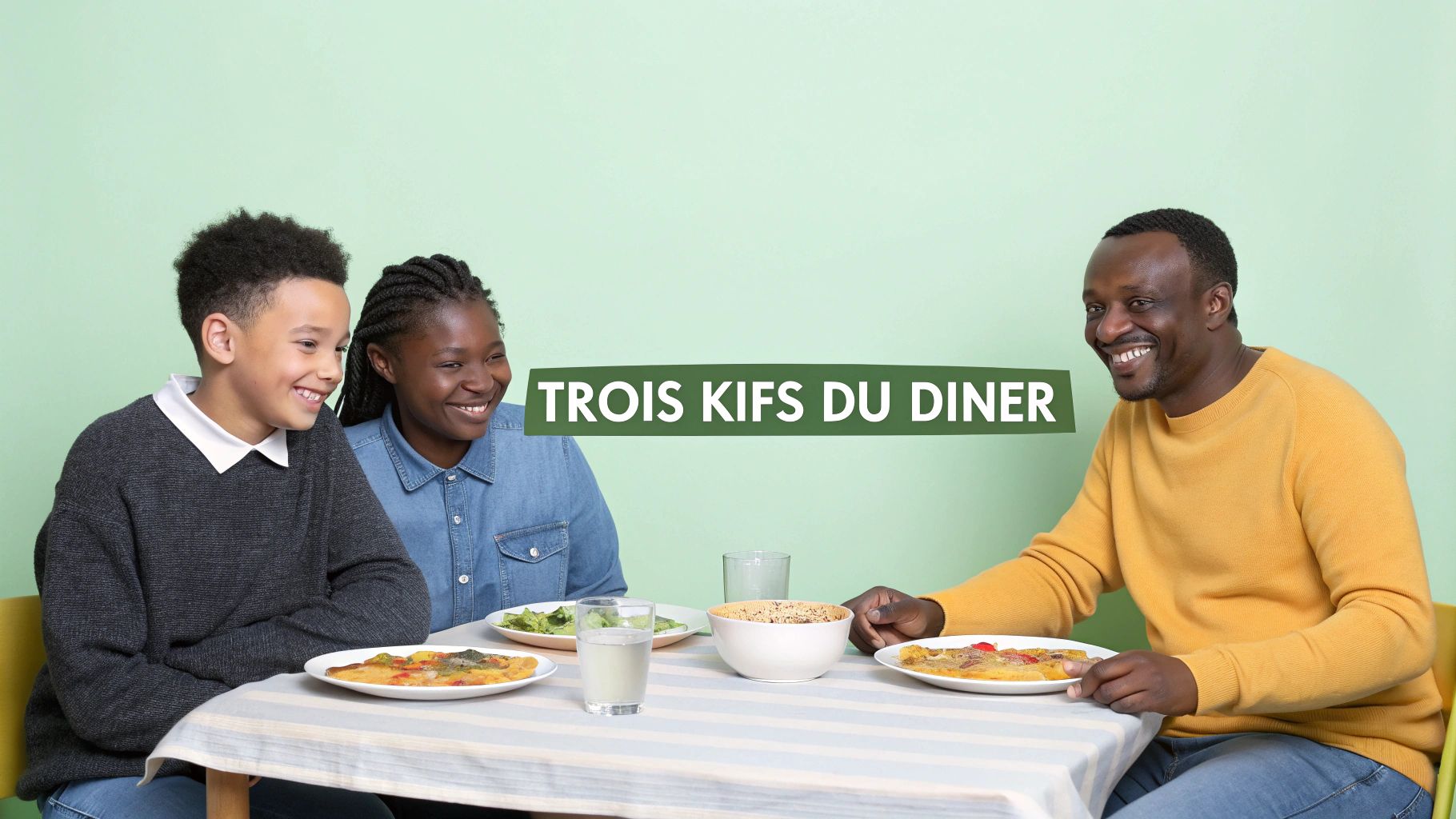 Un père et deux enfants souriants partagent un repas à table, avec le texte "TROIS KIFS DU DINER" en surimpression.
