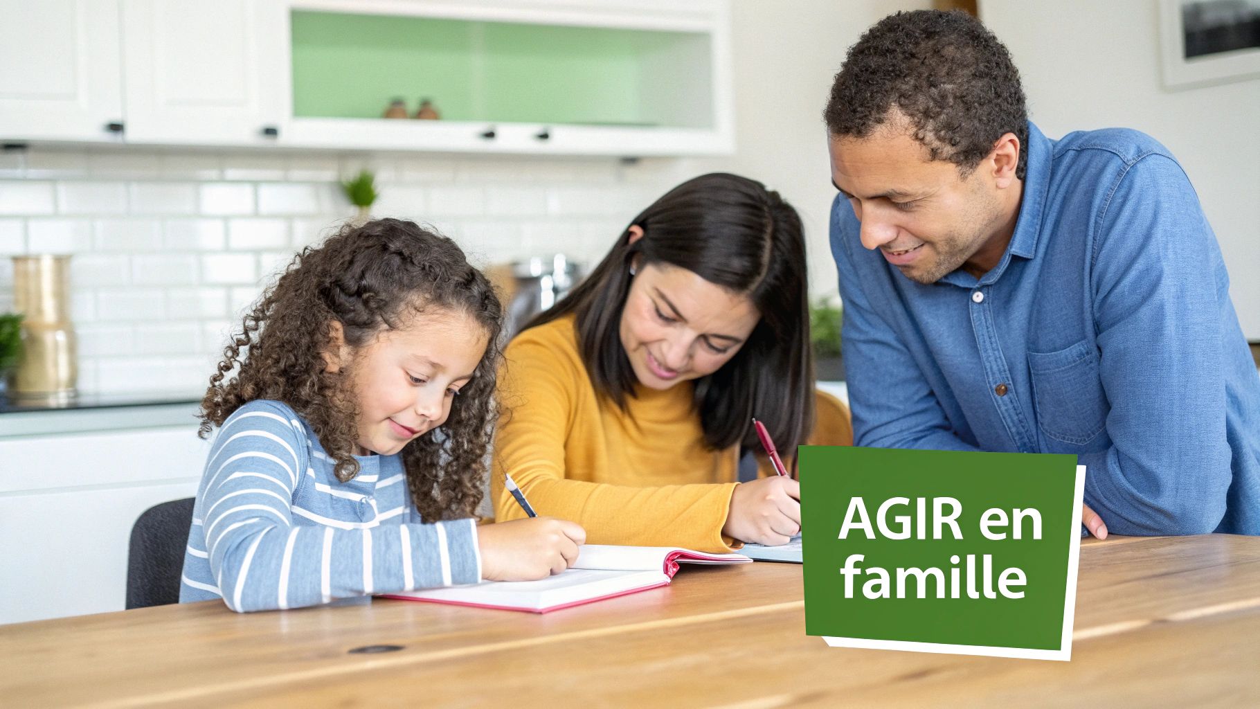 Deux enfants partageant un moment de complicité sur un canapé, illustrant l'empathie.
