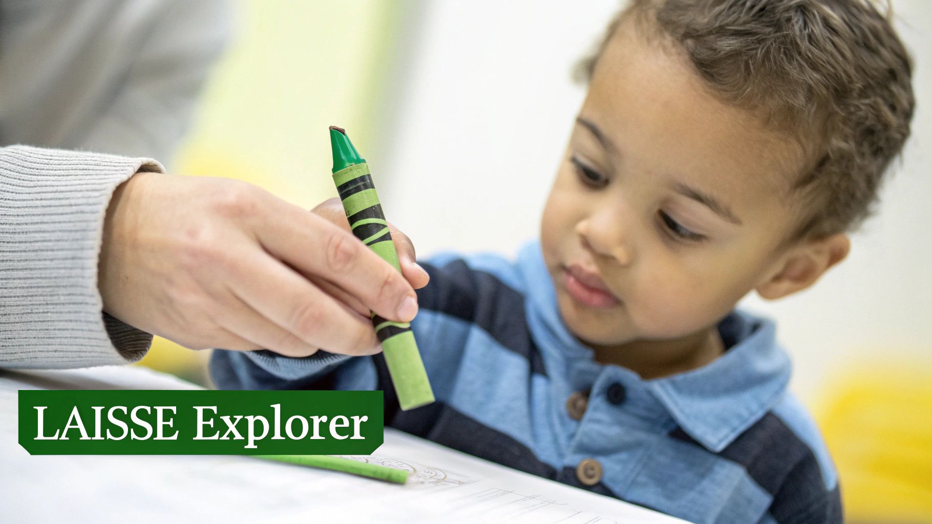 Un enfant regarde un dessin inachevé avec une expression frustrée, tandis qu'une main d'adulte pointe une erreur.