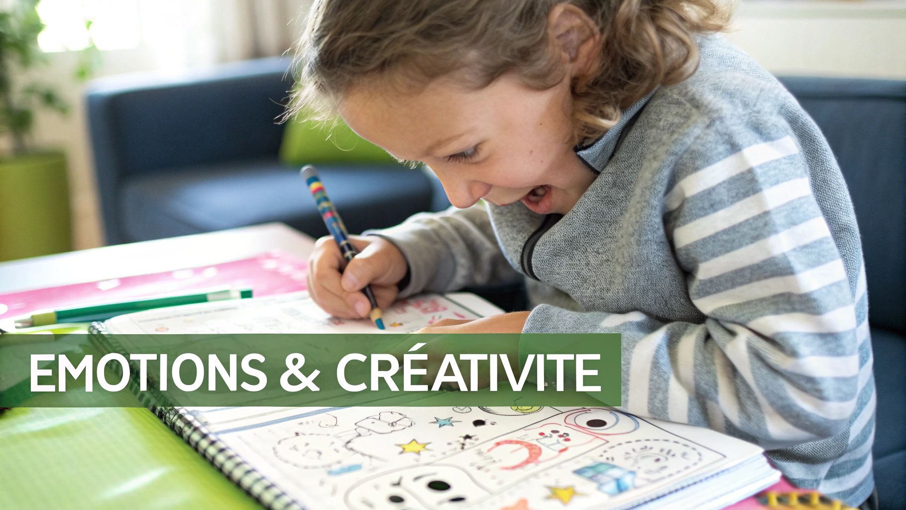 Une jeune fille dessinant dans son carnet avec des feutres de couleur