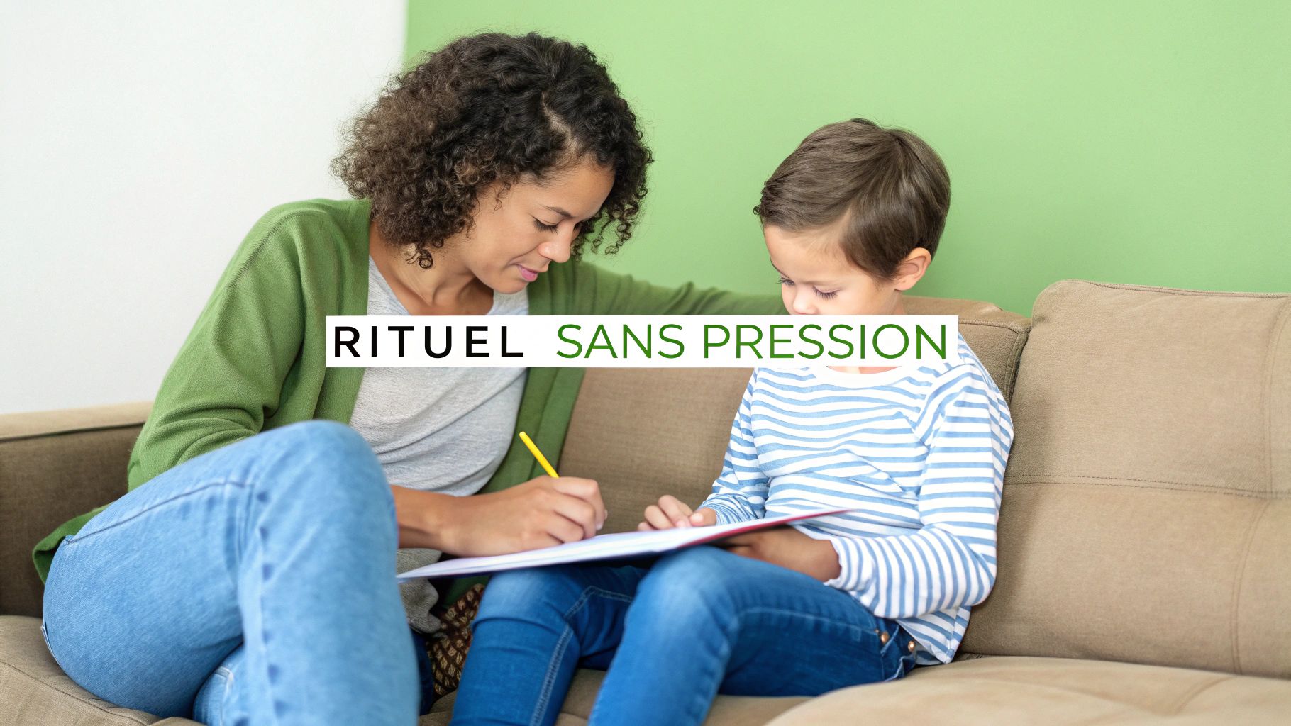 Un parent et son enfant partagent un moment calme en lisant un livre ensemble sur le sol.