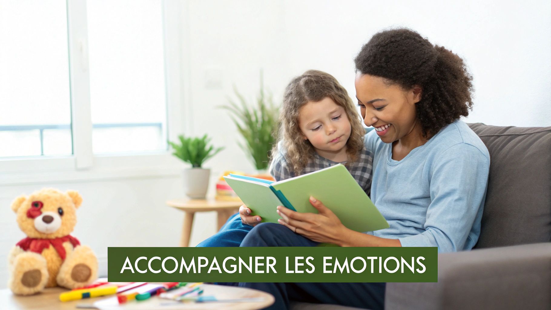 Une femme souriante et une petite fille lisent un livre ensemble, abordant les émotions, avec un ours en peluche.