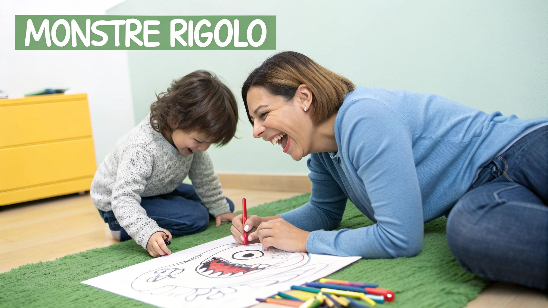 Une femme et un enfant riant et coloriant un dessin de monstre sur un tapis vert.