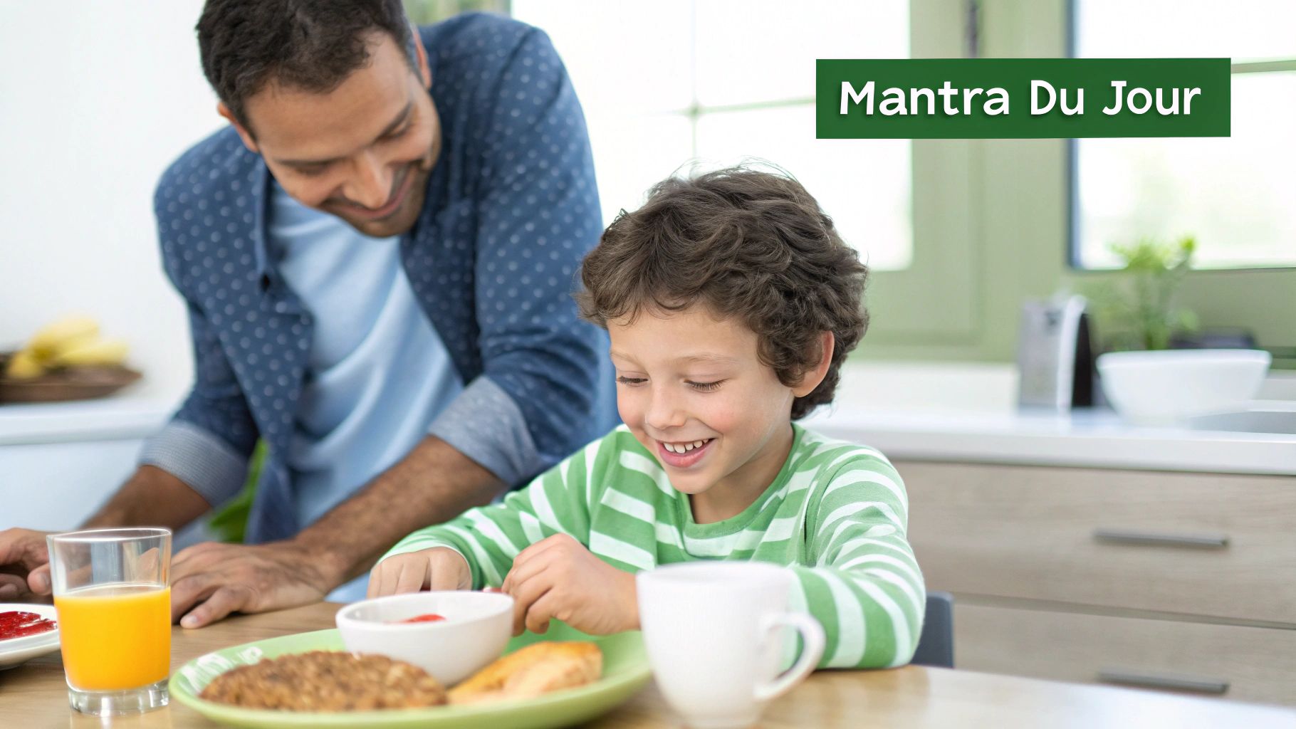 Un père et son fils souriants prennent le petit déjeuner ensemble, profitant d'un moment de joie.
