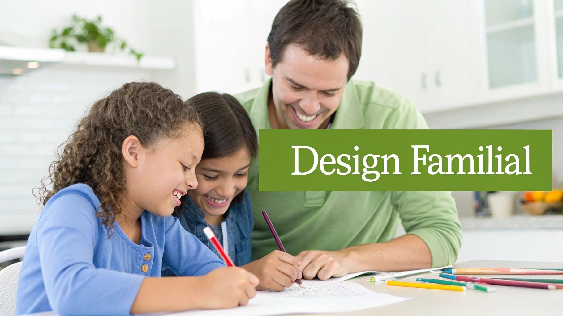 Un père souriant et deux filles dessinent avec des crayons de couleur à une table à la maison, créant des souvenirs familiaux.