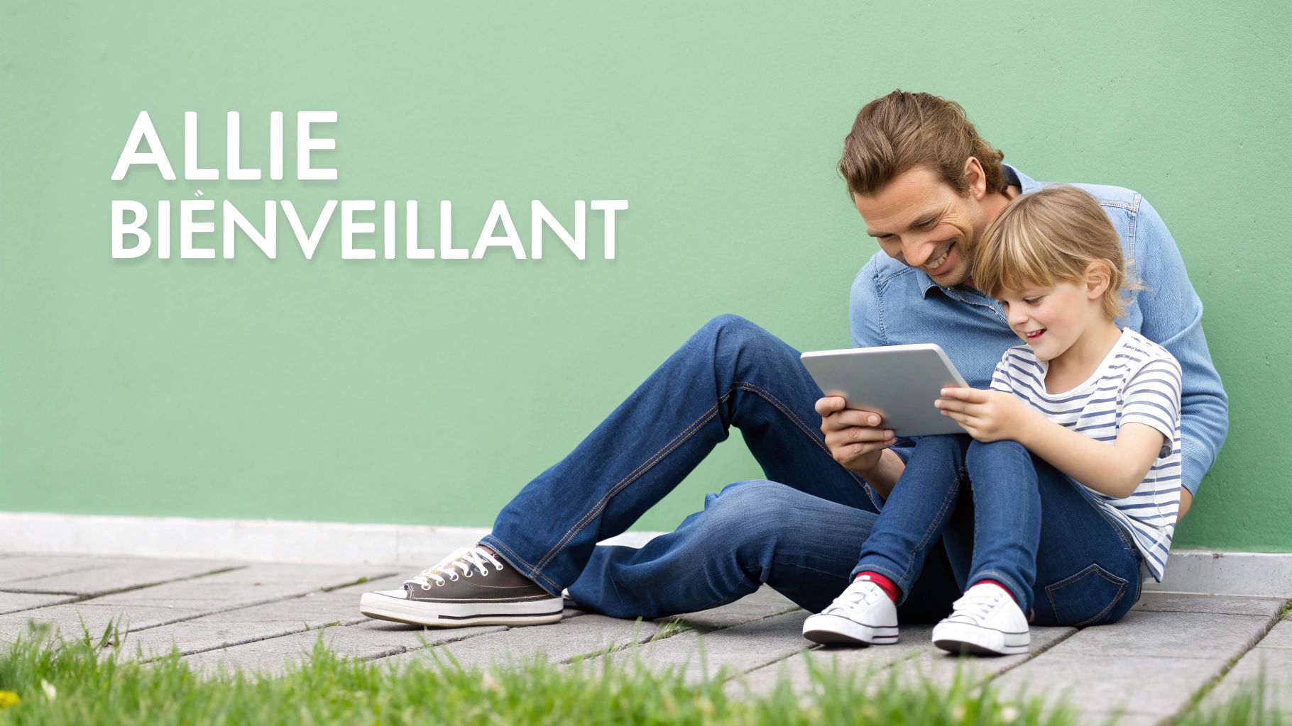 Un homme et un enfant souriants regardent une tablette, assis contre un mur vert, avec le texte Allie Bienveillant.
