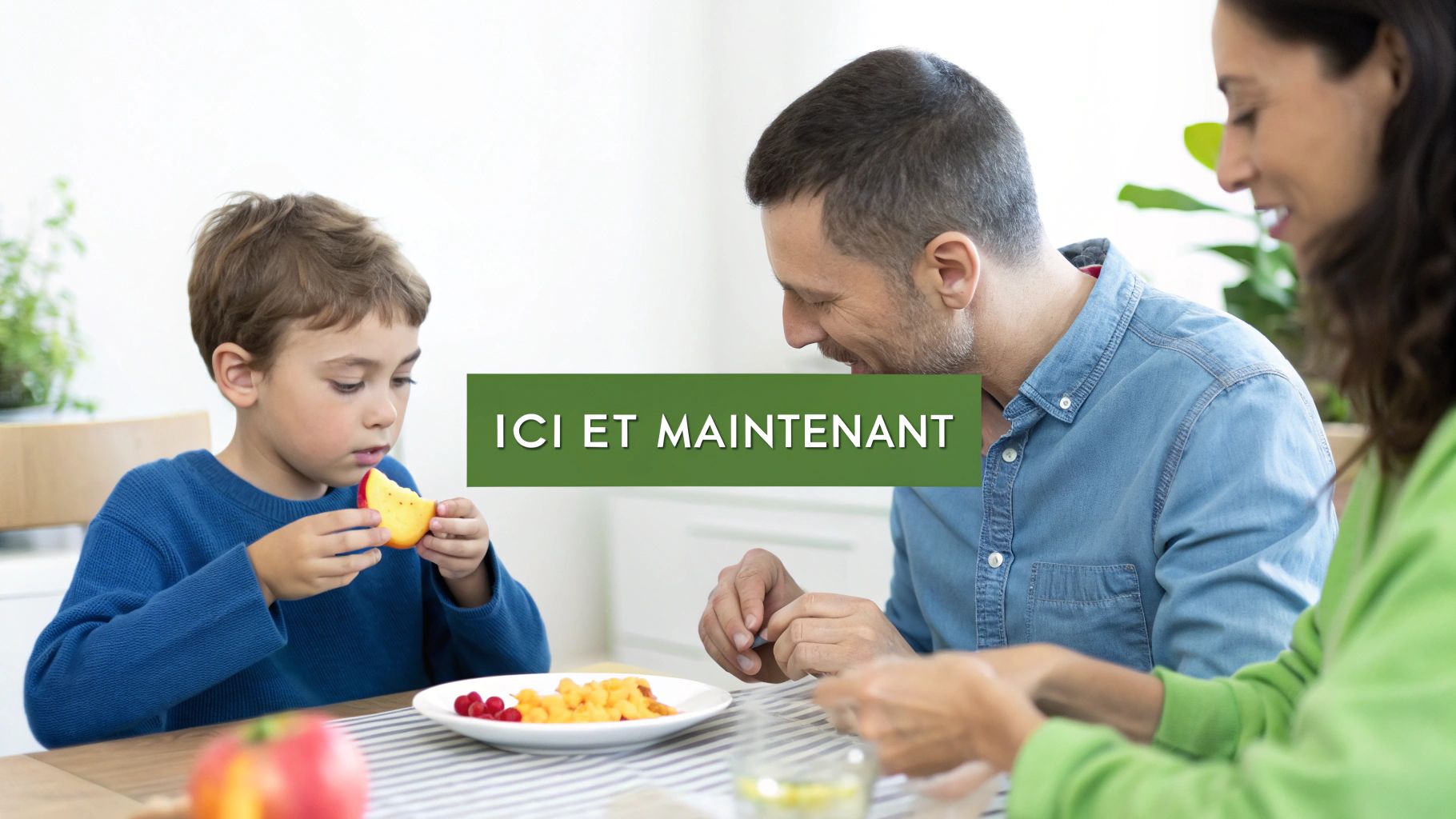 Famille heureuse partageant un repas sain ensemble, enfant mangeant des fruits frais