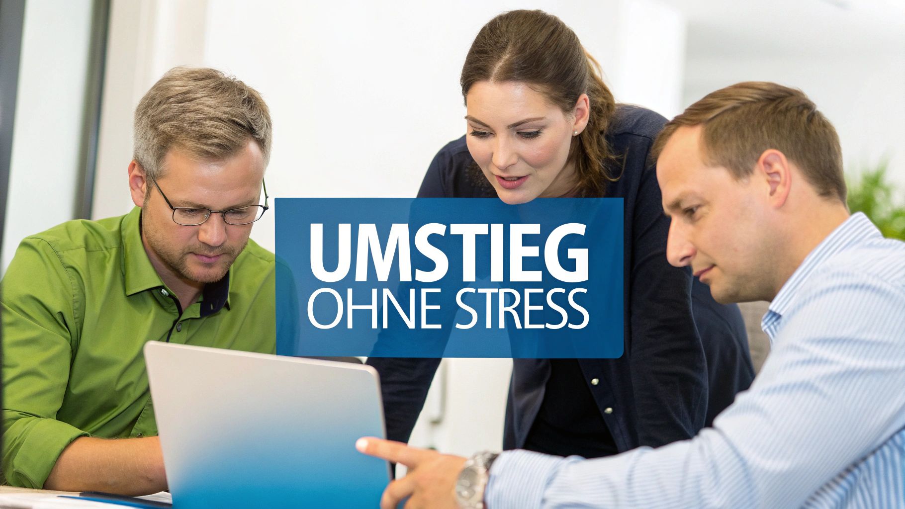 Ein Mann plant an einem Whiteboard mit Post-its und Diagrammen.