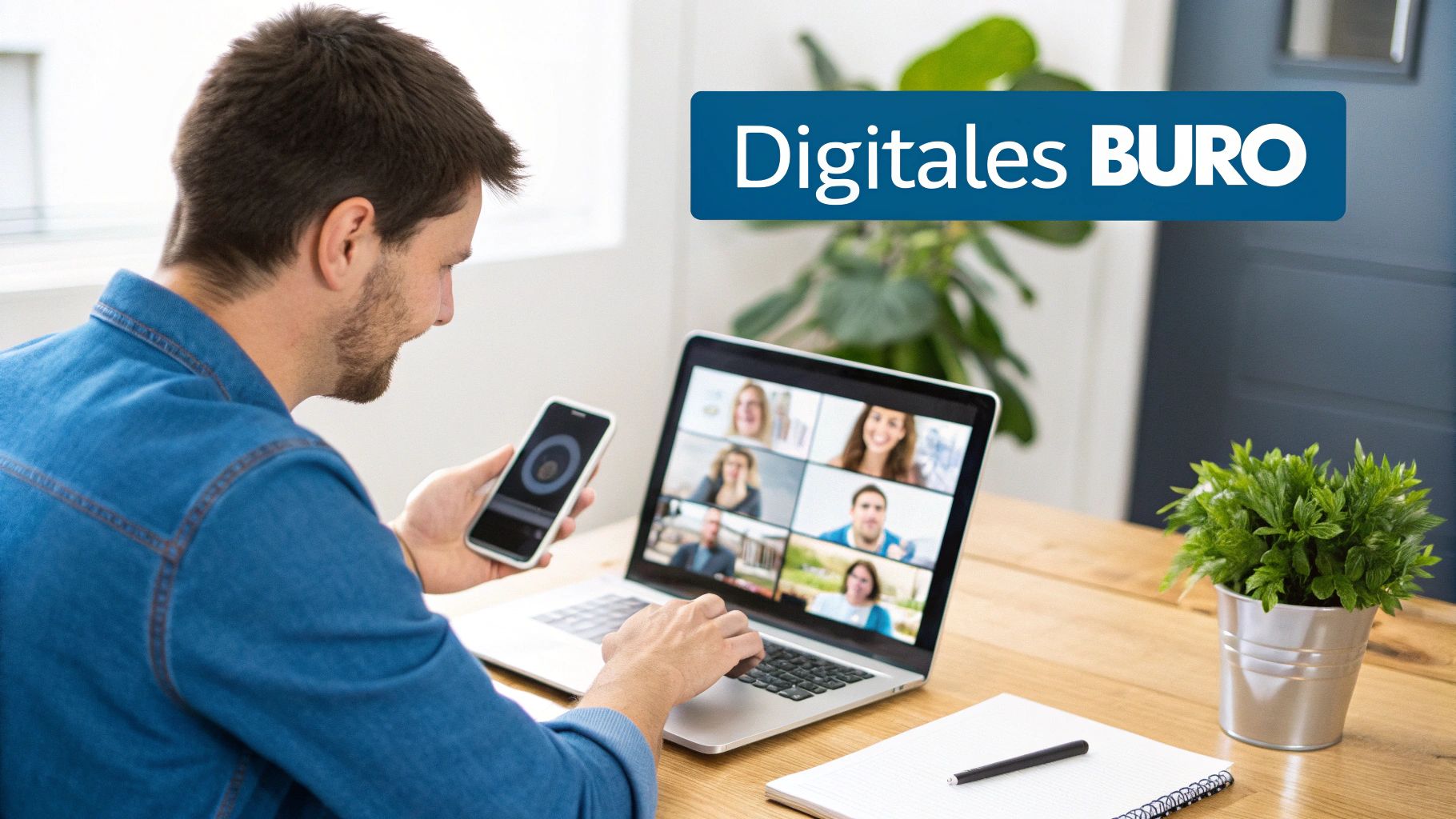 Mann arbeitet digital im Home-Office mit Laptop für Videokonferenz und Smartphone in der Hand.