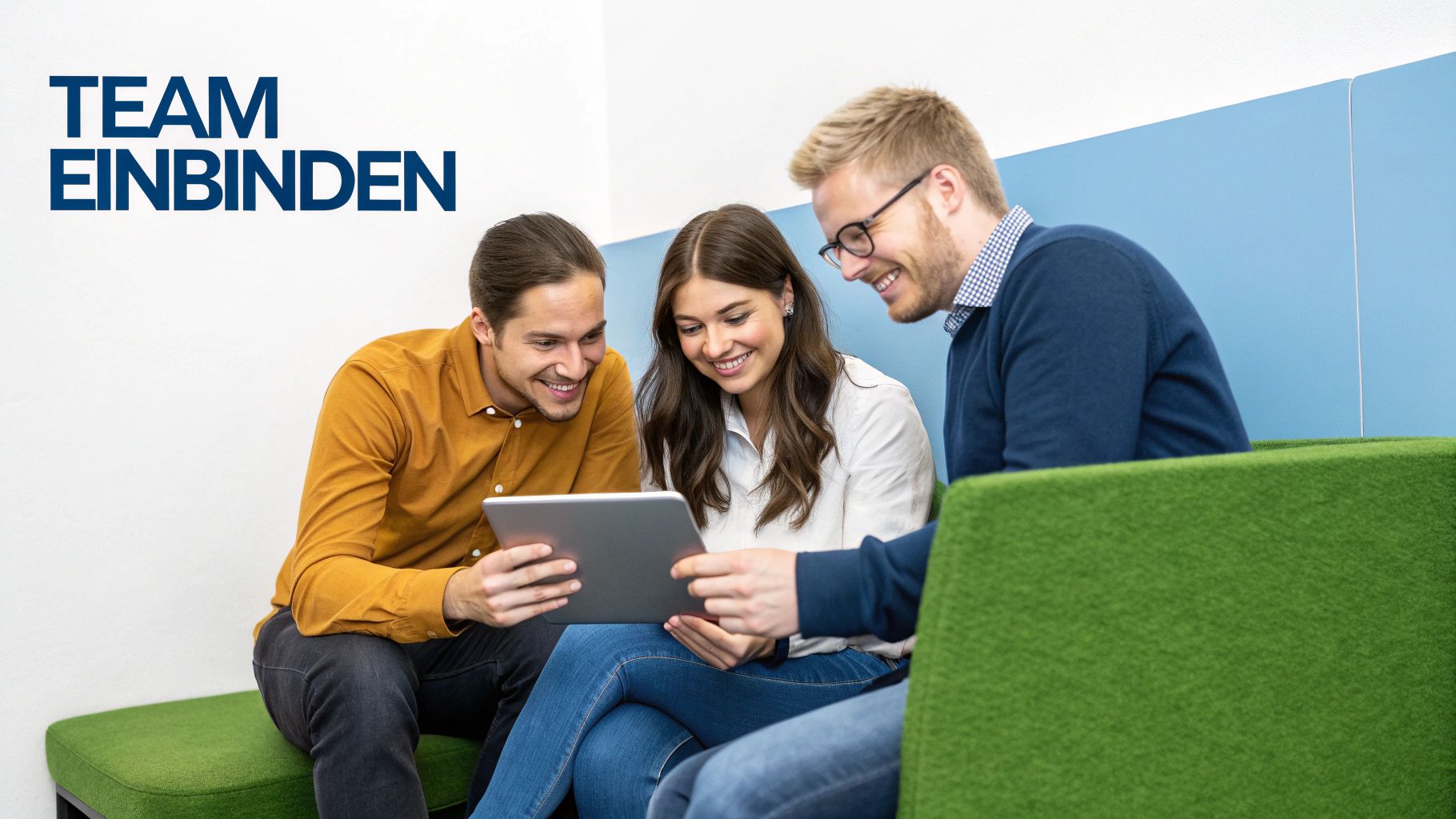 Drei junge Leute lachen und arbeiten zusammen an einem Tablet in einem modernen Büro.