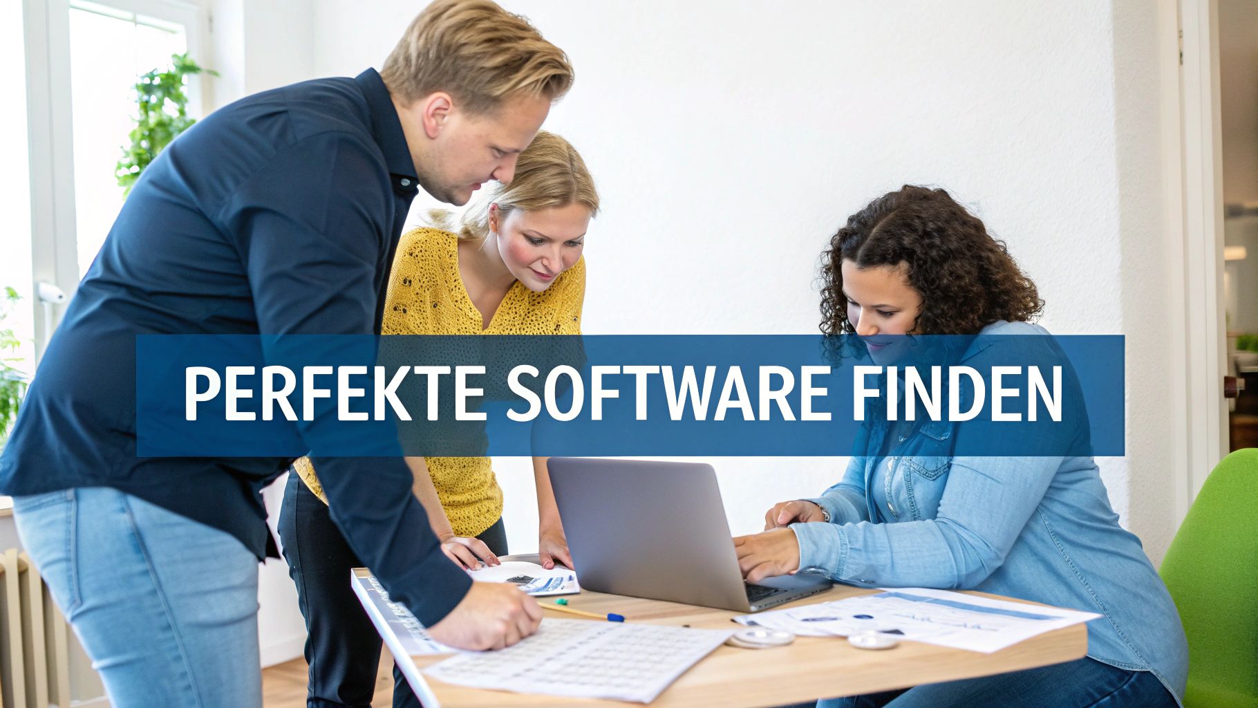 Eine Person hält ein Tablet, auf dem eine Checkliste für die Vereinssoftware-Auswahl zu sehen ist.