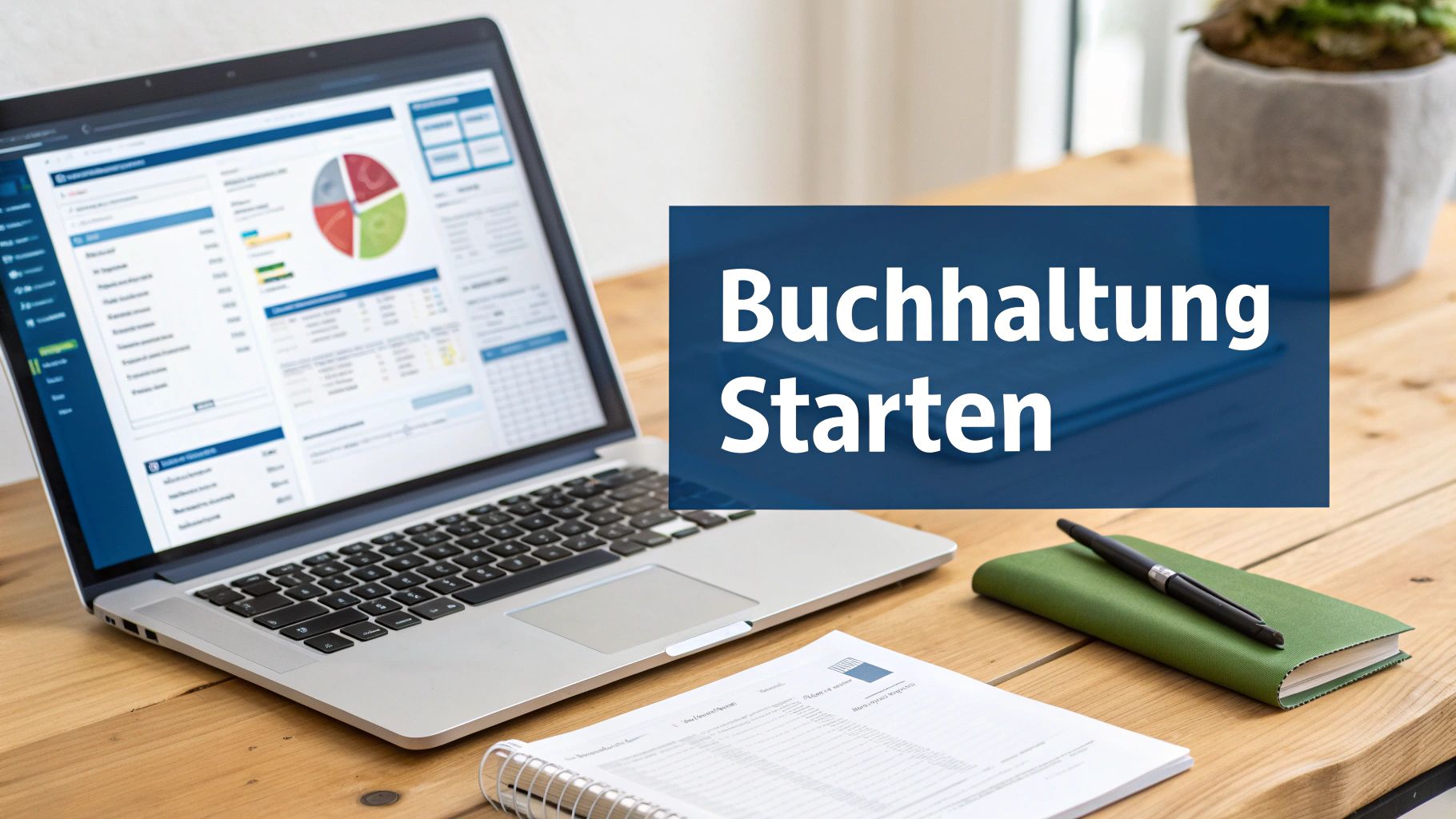 Eine Person sitzt an einem Schreibtisch mit Laptop und Notizen und plant ihre Finanzen.