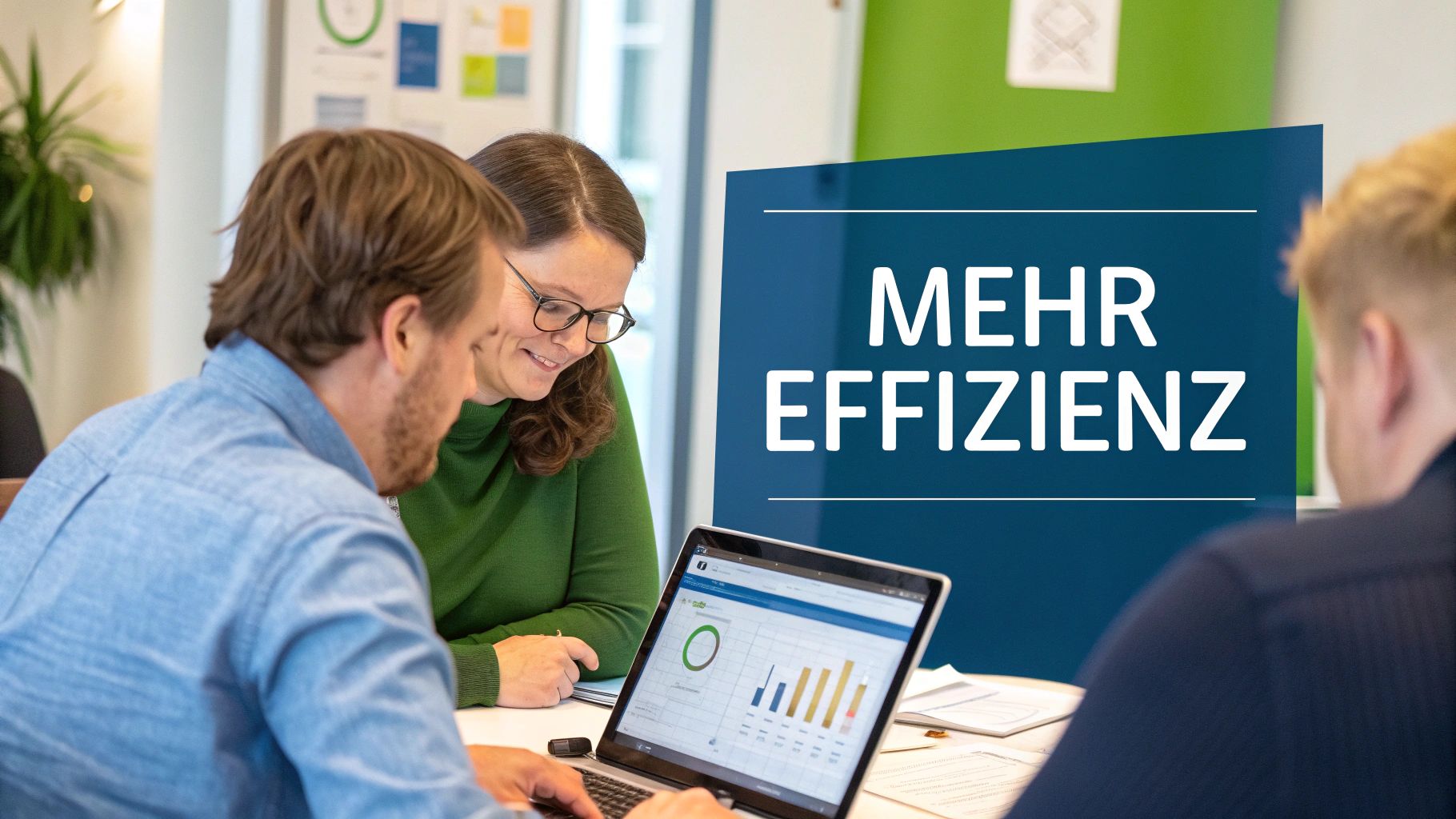 Drei Personen arbeiten im Büro an einem Laptop, der Datenanalysen zeigt, mit dem Ziel, mehr Effizienz zu erreichen.