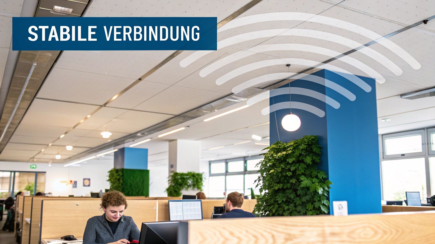 Eine Person sichert ein digitales Netzwerk mit einem Vorhängeschloss-Symbol auf einem Laptop.