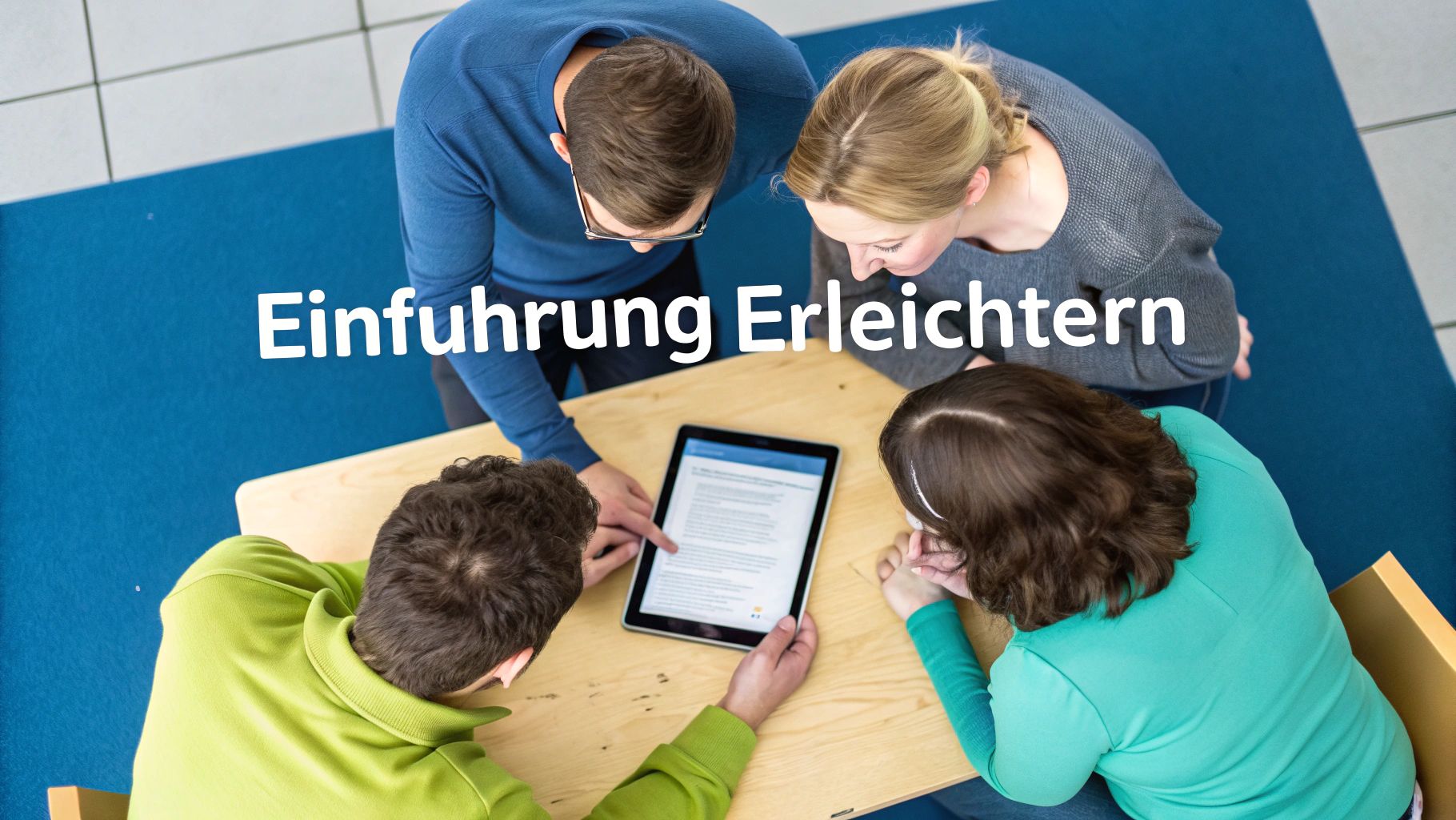 Vier Personen diskutieren gemeinsam über Inhalte auf einem Tablet, mit dem Text „Einführung Erleichtern“.