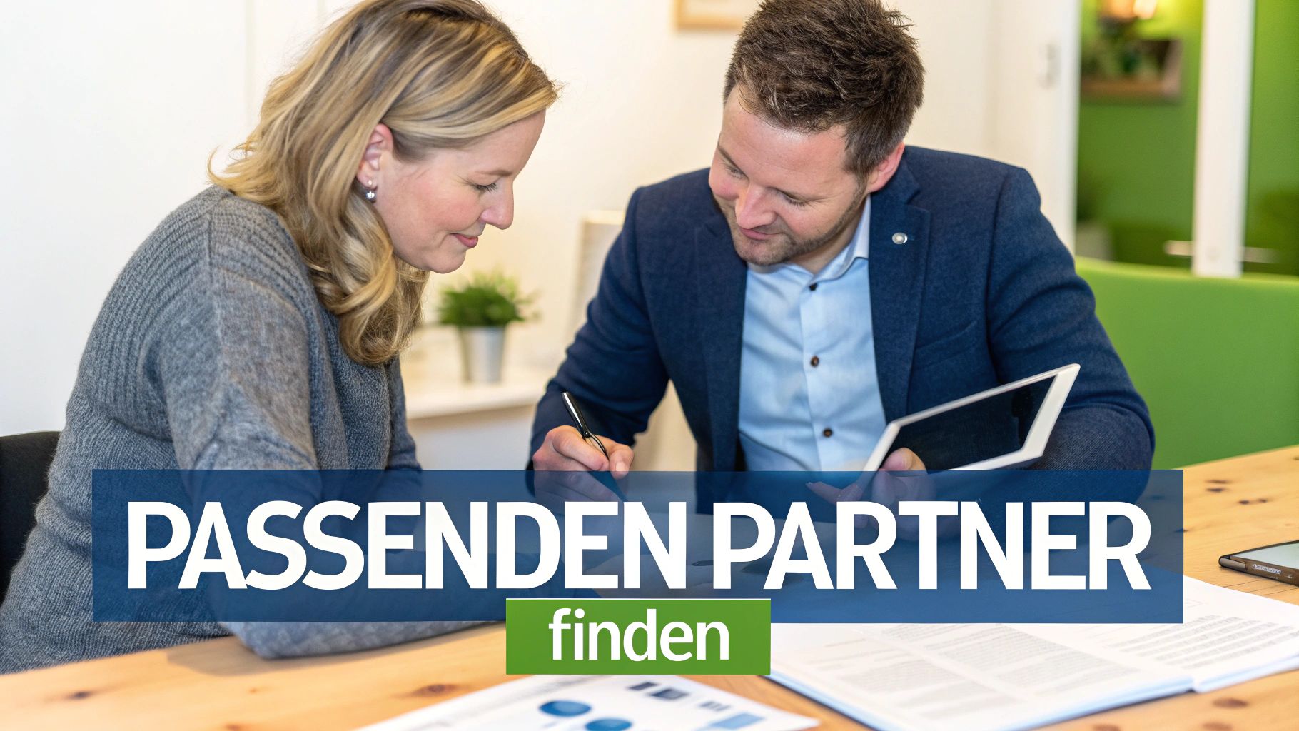 Zwei Geschäftsleute besprechen Dokumente an einem Holztisch, während der Mann ein Tablet hält.