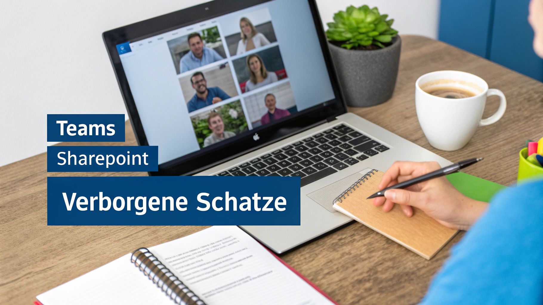 Person macht sich Notizen am Laptop, der eine Teams-Videokonferenz anzeigt, im Kontext von Office 365 Beratung.