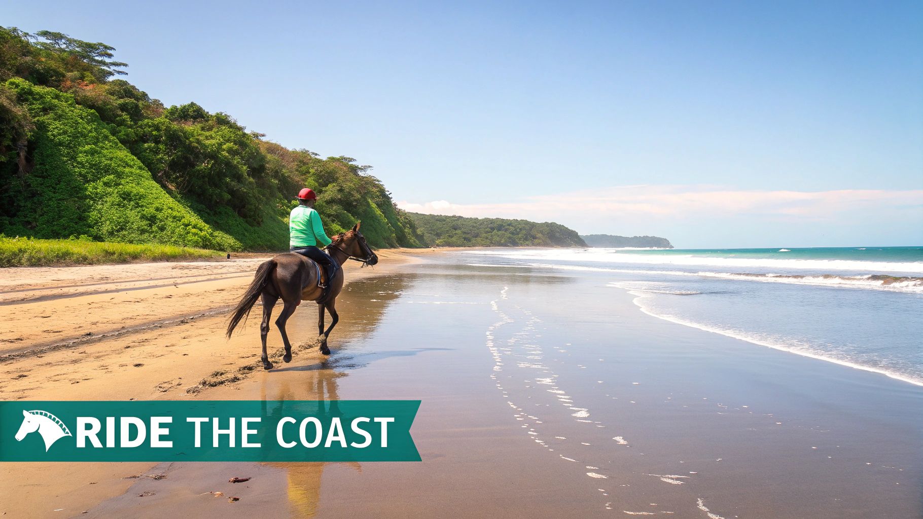 Persona montando a caballo en una soleada playa tropical junto al océano, con colinas verdes.