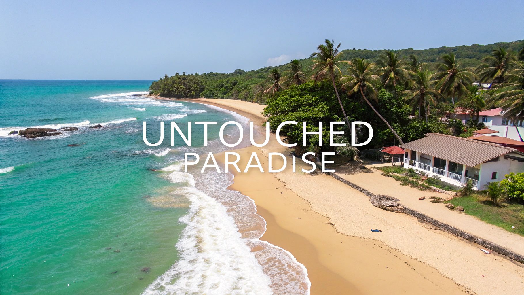 Vue aérienne d'une plage tropicale sereine avec un océan bleu clair, des vagues blanches, des palmiers luxuriants et des bâtiments côtiers.