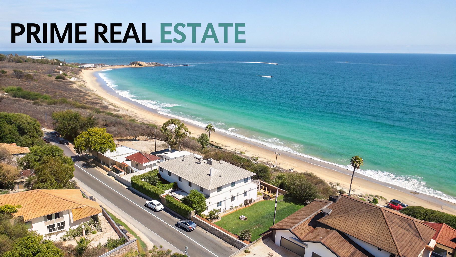 Vue aérienne de propriétés immobilières de premier choix le long d'une magnifique plage de sable fin et de l'océan.