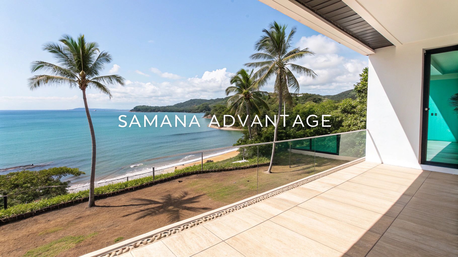 Vue panoramique sur une plage tropicale bordée de palmiers et d'eaux turquoise depuis un balcon moderne.