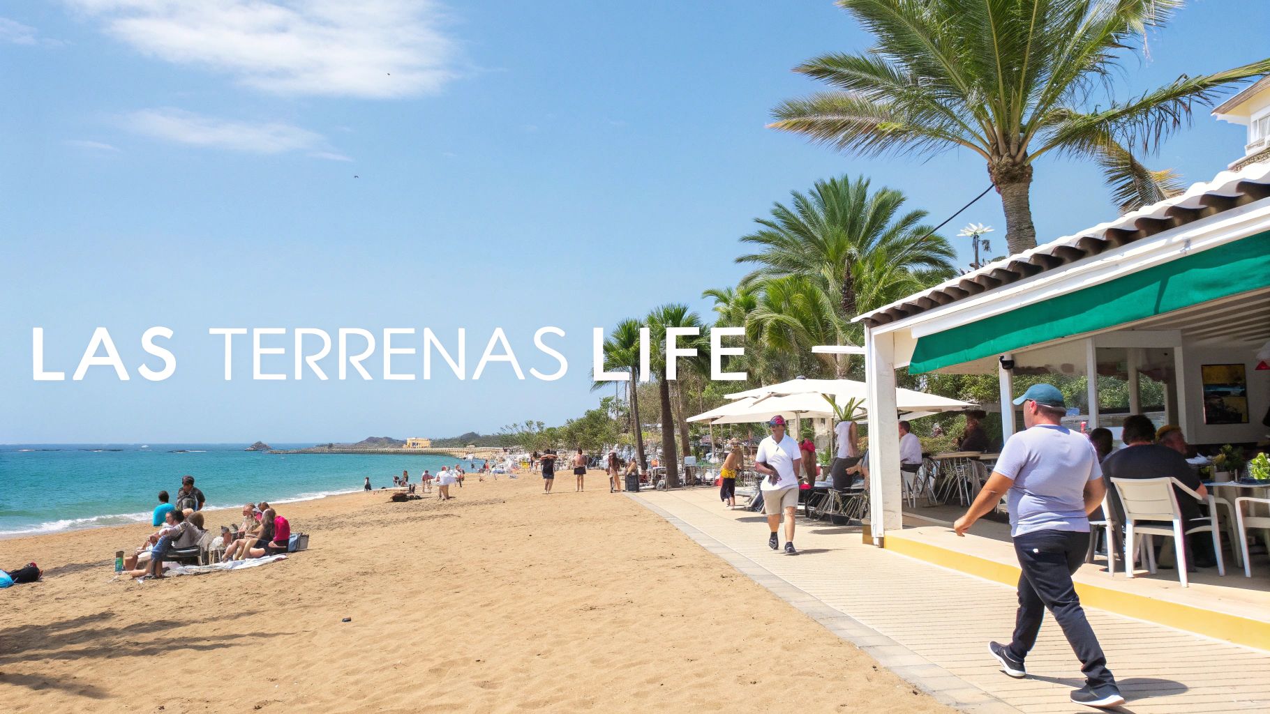 Une scène de plage animée où les gens profitent du sable, de l'océan et d'un restaurant de plage animé sous un ciel bleu.