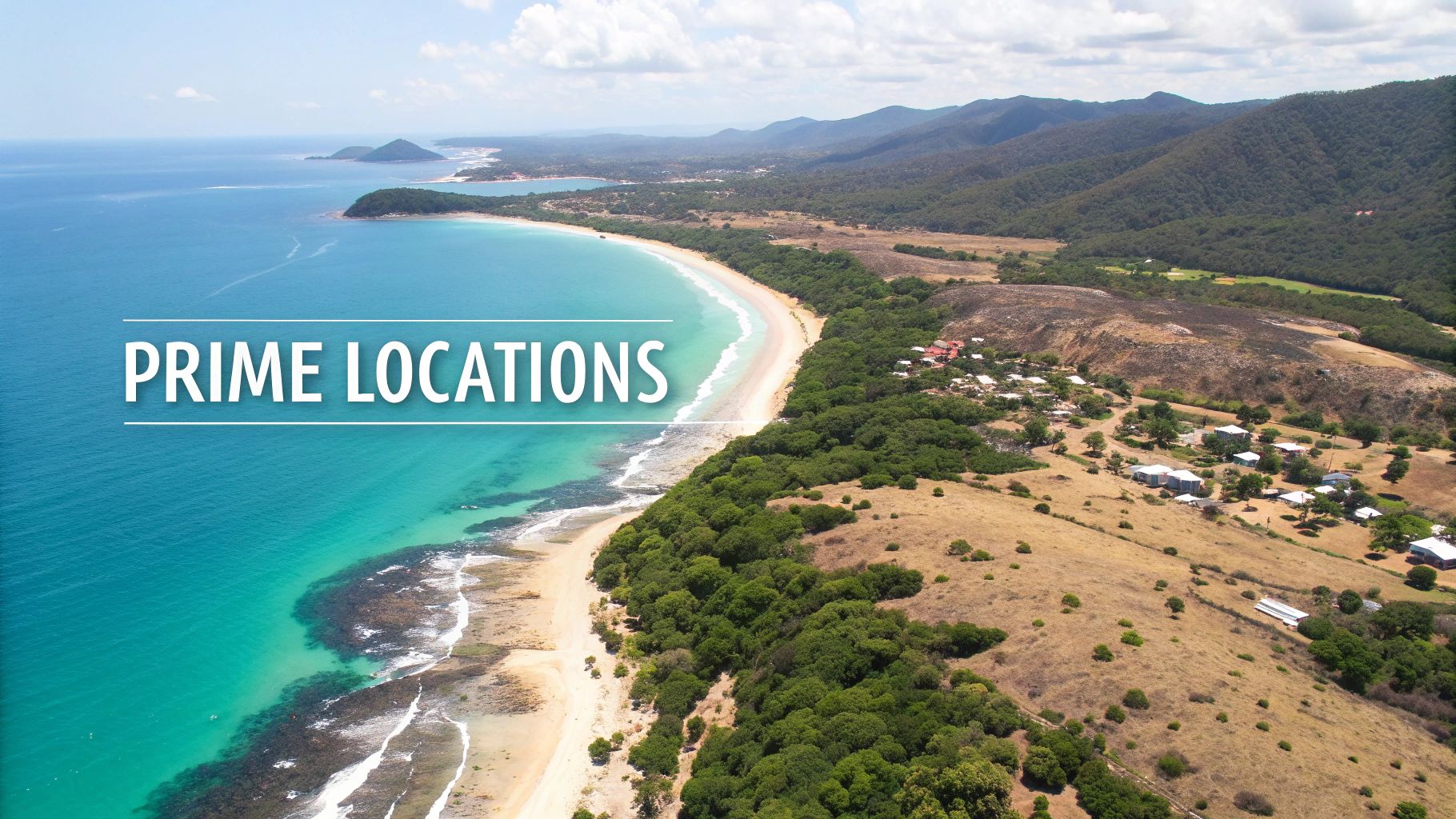 Vista aérea de una impresionante costa turquesa con una larga playa de arena, árboles verdes y casas, lo que indica ubicaciones privilegiadas.