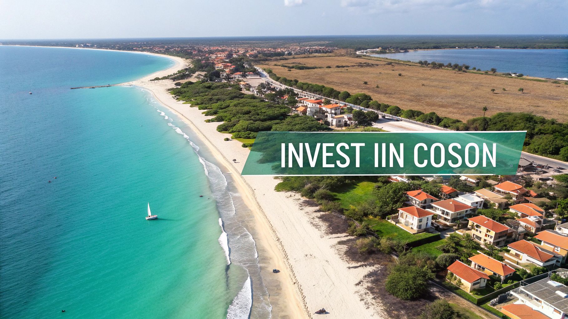 De luxuriants palmiers encadrent le sable doré et les eaux turquoise de Playa Coson, en République dominicaine.