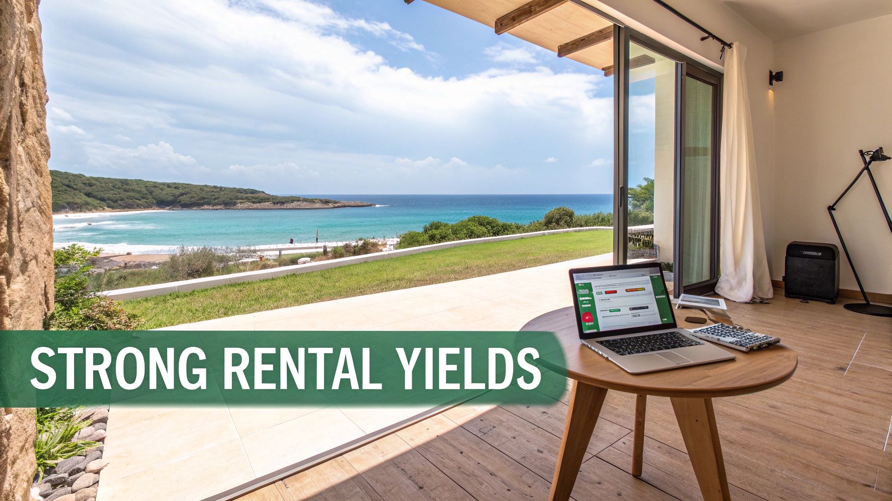 Un ordinateur portable et une calculatrice sur une table donnant sur une plage et un océan magnifiques, avec la mention « RENDEMENTS LOCATIFS ÉLEVÉS ».