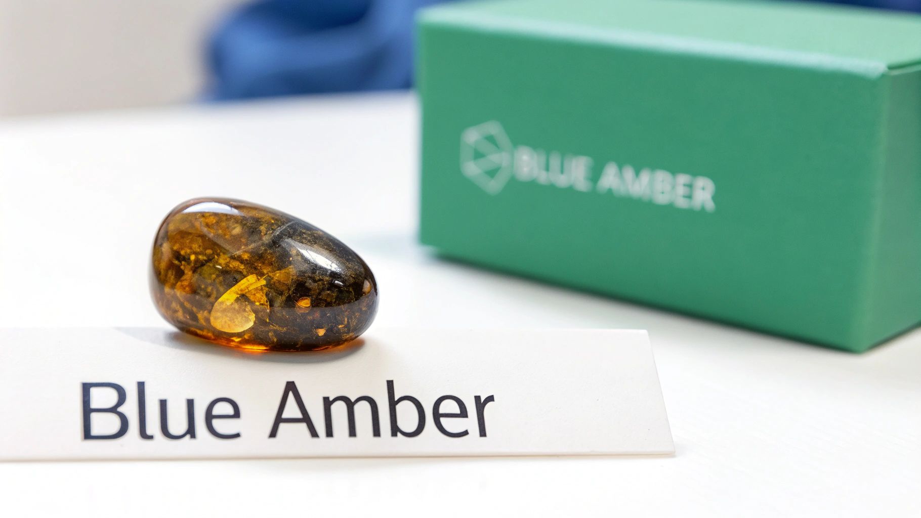 Un morceau d'ambre bleu dominicain rare, tenu à la lumière