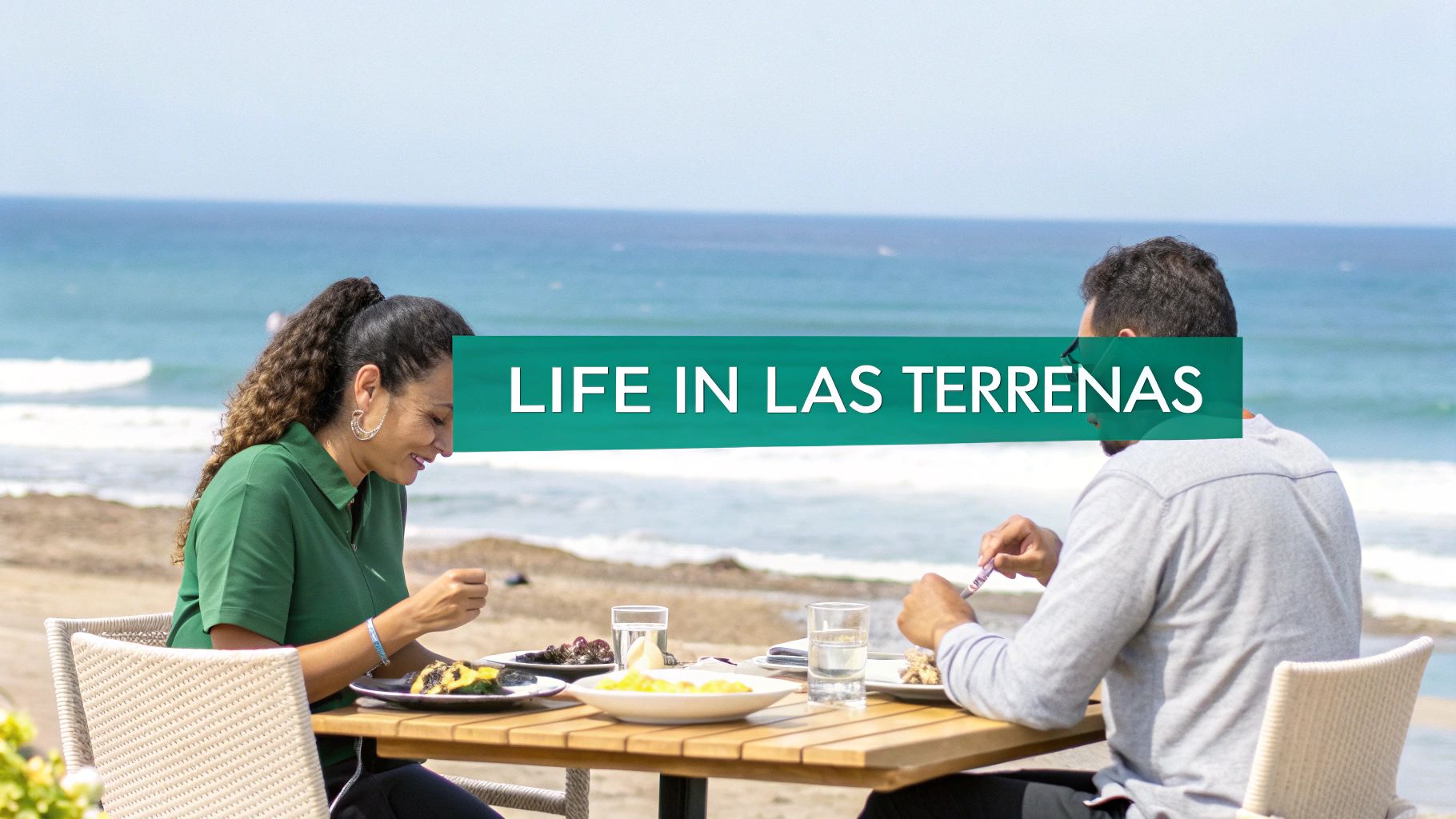 Una pareja disfruta de una deliciosa comida en un restaurante junto a la playa en Las Terrenas, República Dominicana, con el océano visible al fondo.