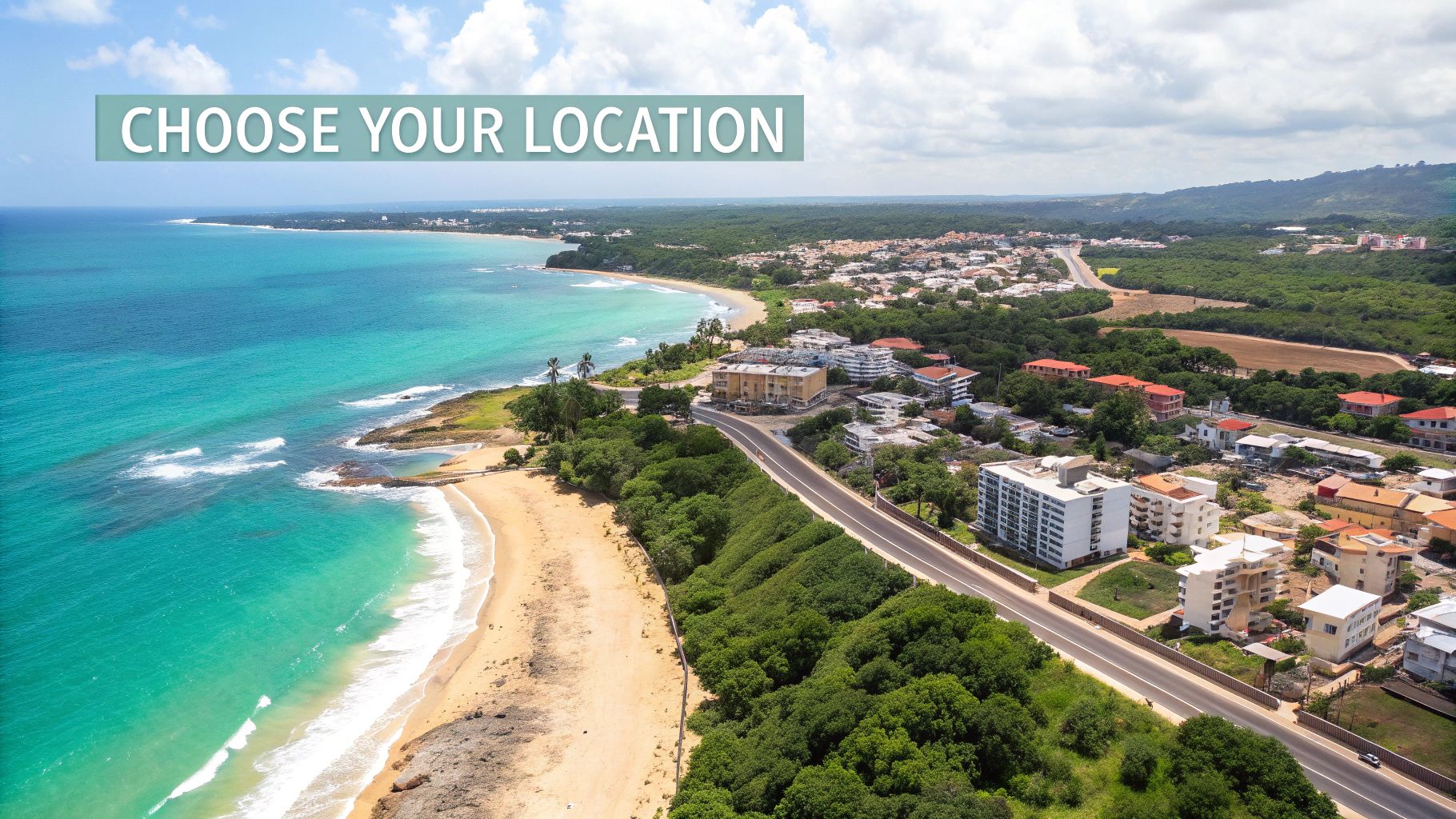 Una vista aérea panorámica de una playa prístina en Las Terrenas, República Dominicana, con palmeras y agua turquesa.