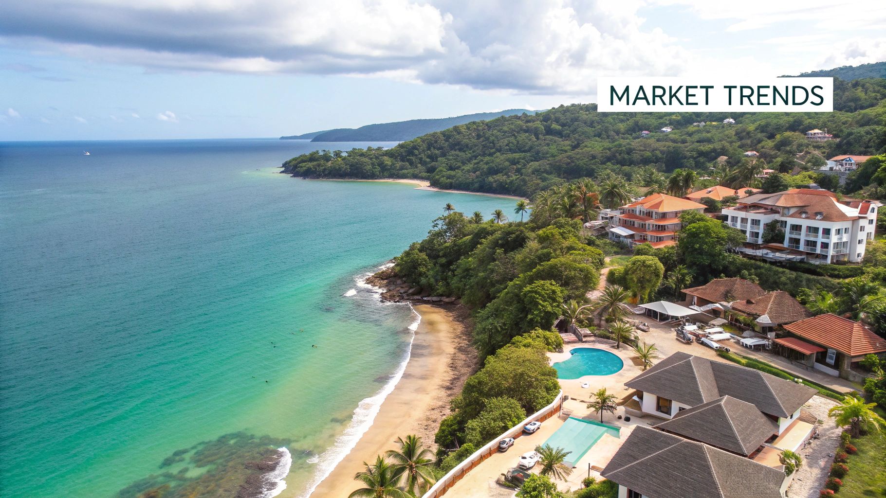 Una impresionante vista aérea de una propiedad de lujo con piscina con vista a las aguas turquesas de la Bahía de Samaná.