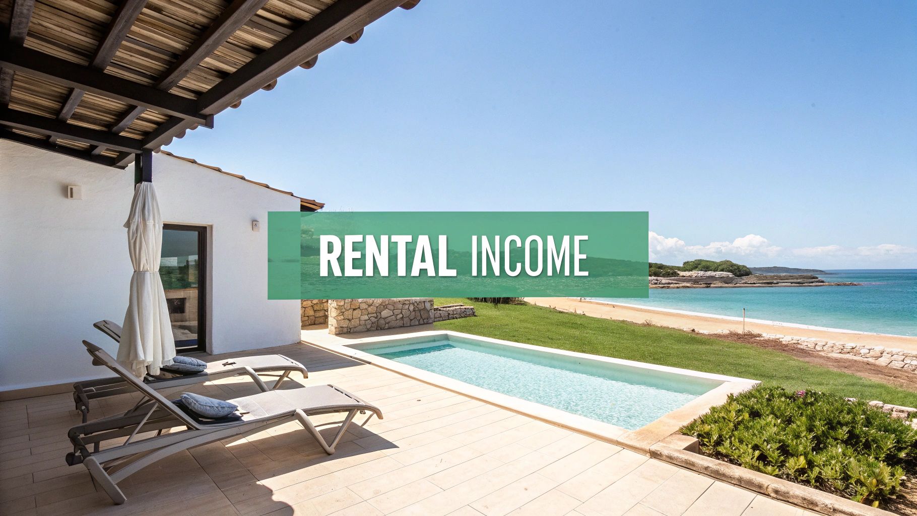 Una propiedad de lujo con piscina privada y tumbonas con vista a una hermosa playa y al océano, con superposición de texto 'INGRESOS POR ALQUILER'.