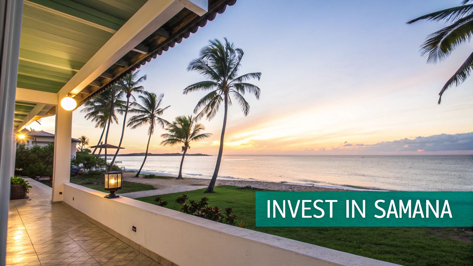 Propriété de luxe en bord de mer avec vue sur l'océan et les palmiers au coucher du soleil à Samana