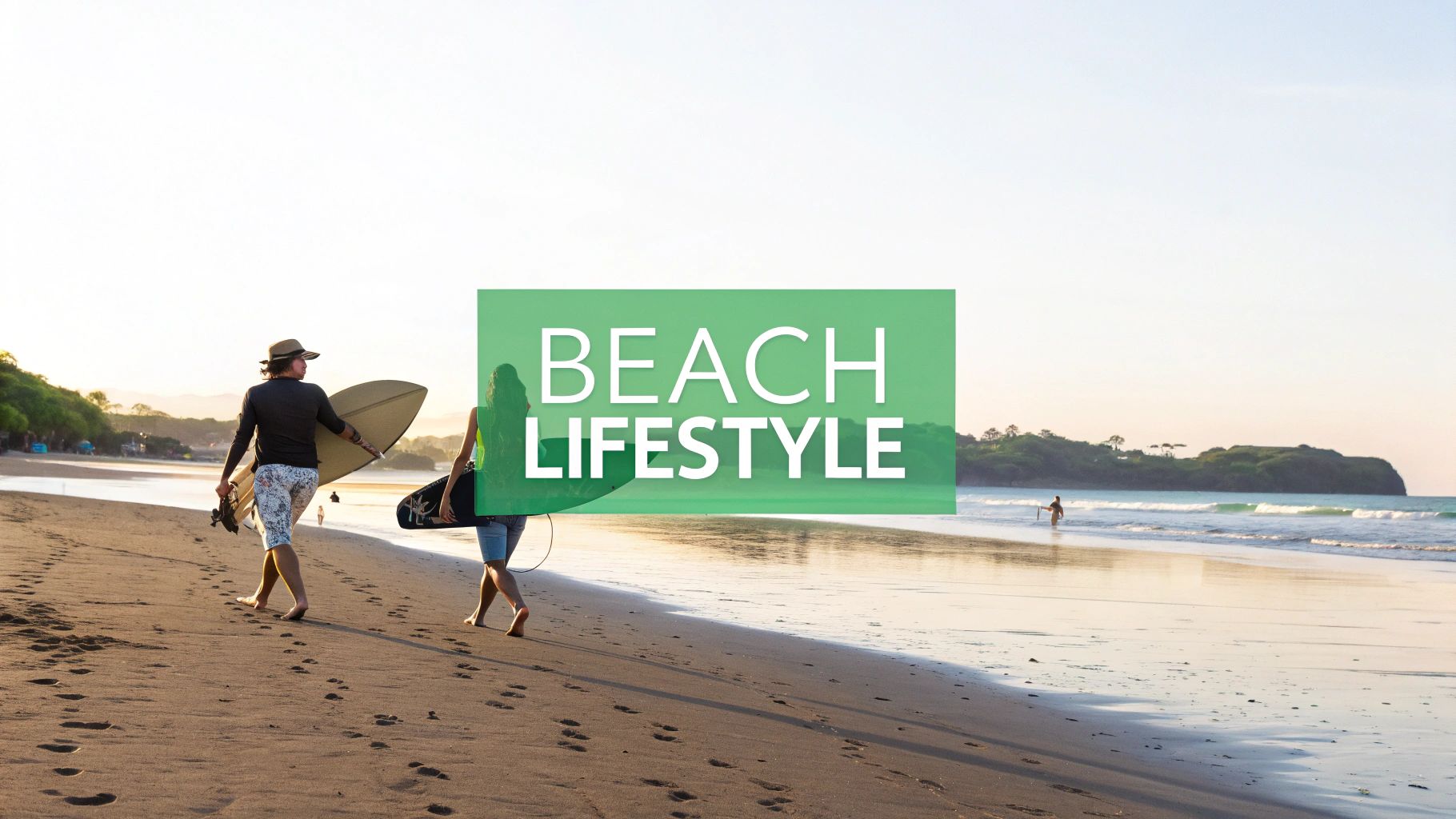 Dos personas, un hombre y una mujer, caminan por una playa de arena llevando tablas de surf al atardecer.