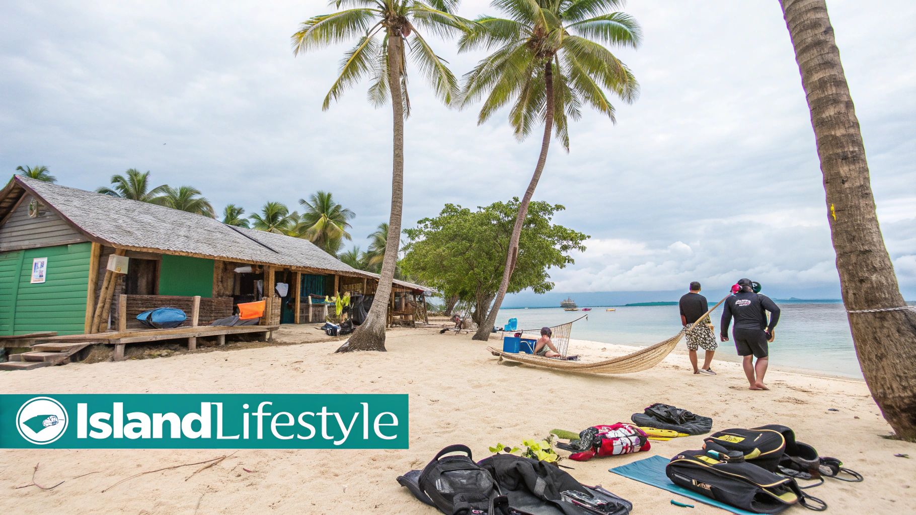 Une plage tropicale avec des bungalows en bois, des palmiers, des gens et du matériel de pêche au bord de l'océan.