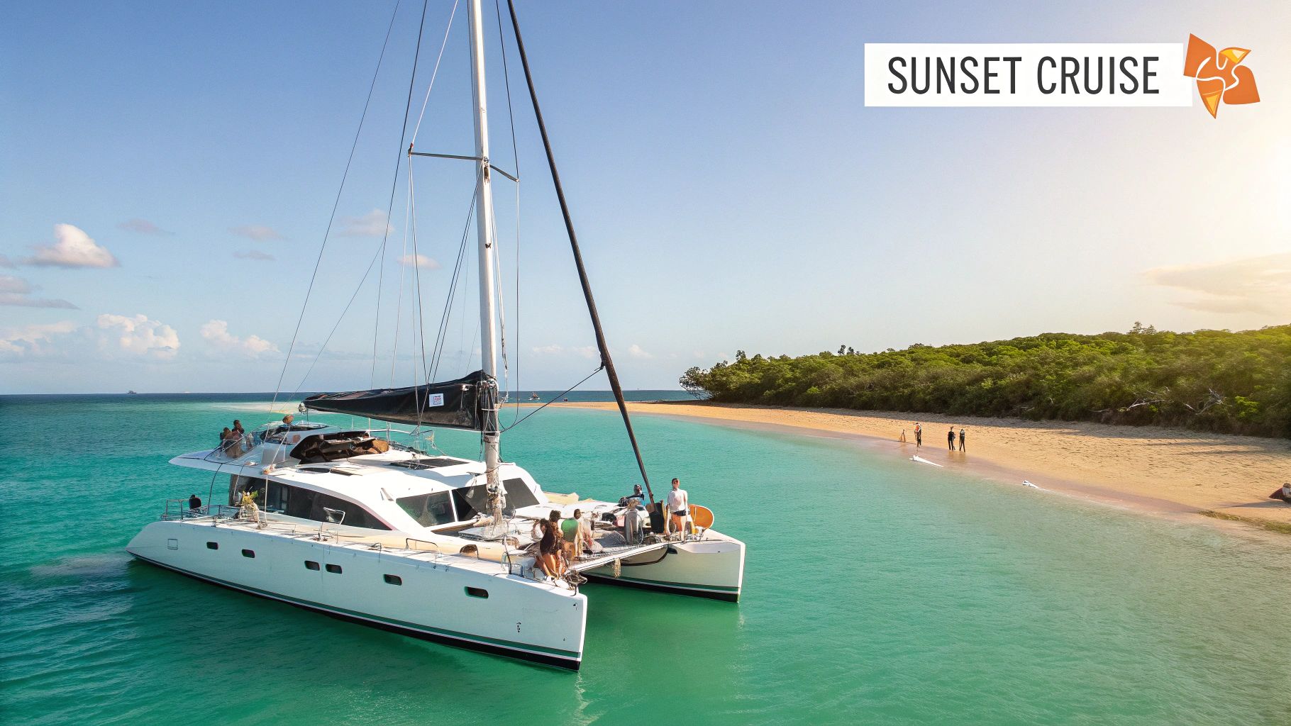 Un gran catamarán blanco lleno de gente anclado en aguas turquesas claras junto a una playa de arena tropical.