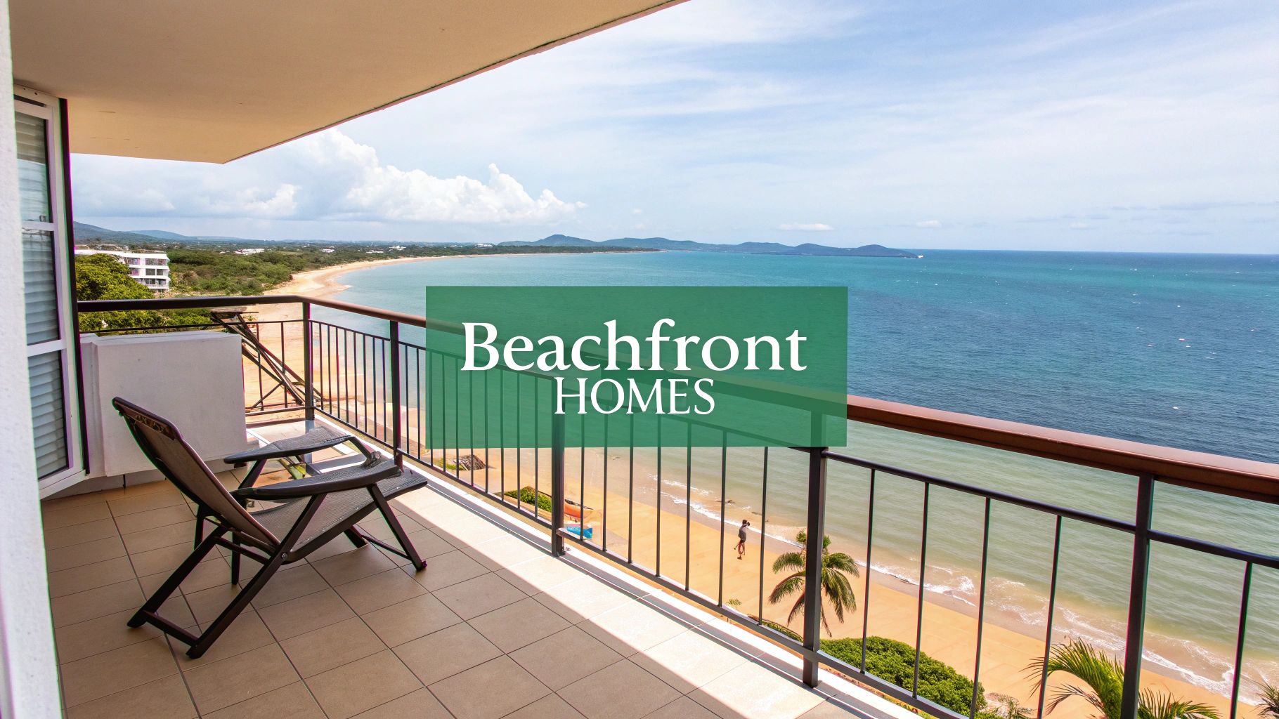 Un balcón panorámico con sillas con vista a una hermosa playa, al océano y a montañas distantes.