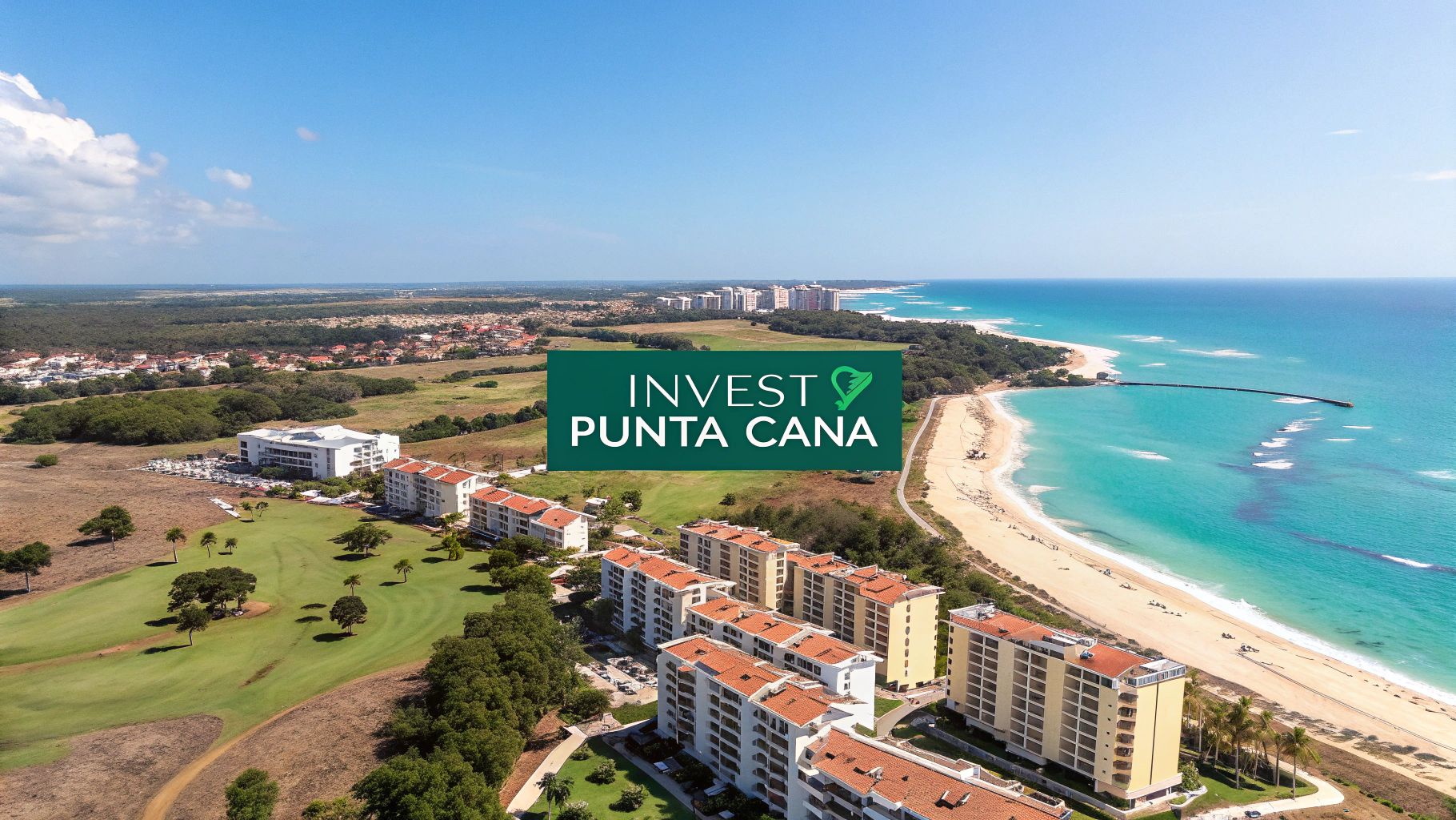 Vue aérienne d'une magnifique station balnéaire avec ses bâtiments, son parcours de golf verdoyant et sa plage immaculée.