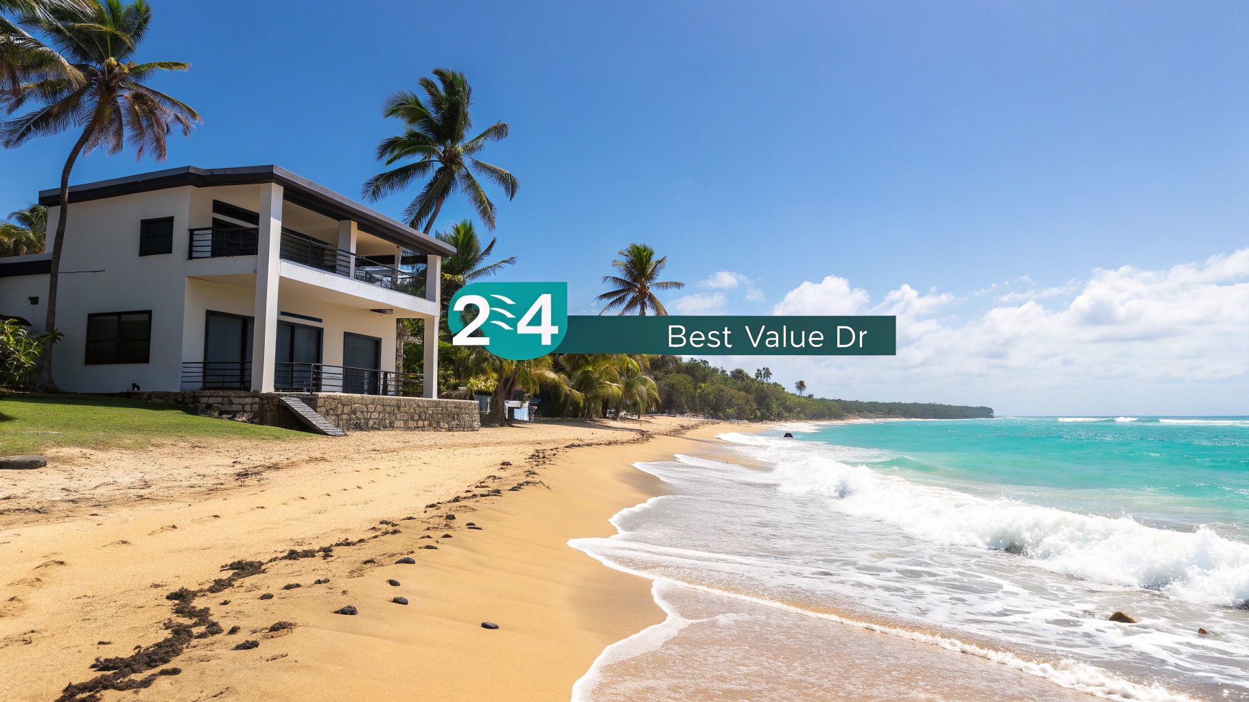 Moderna casa blanca frente al mar con balcones, palmeras y olas del mar turquesas bajo un cielo azul.