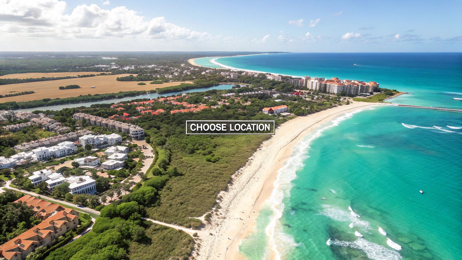 Vue aérienne d'une magnifique plage tropicale aux eaux turquoise, bordée de complexes hôteliers de luxe et d'une végétation luxuriante.