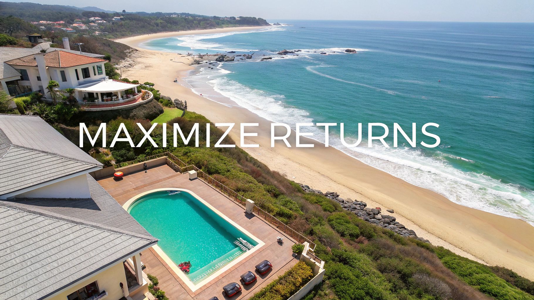 Villa de luxe en bord de mer avec piscine à débordement donnant sur une plage côtière immaculée et une eau turquoise de l'océan.