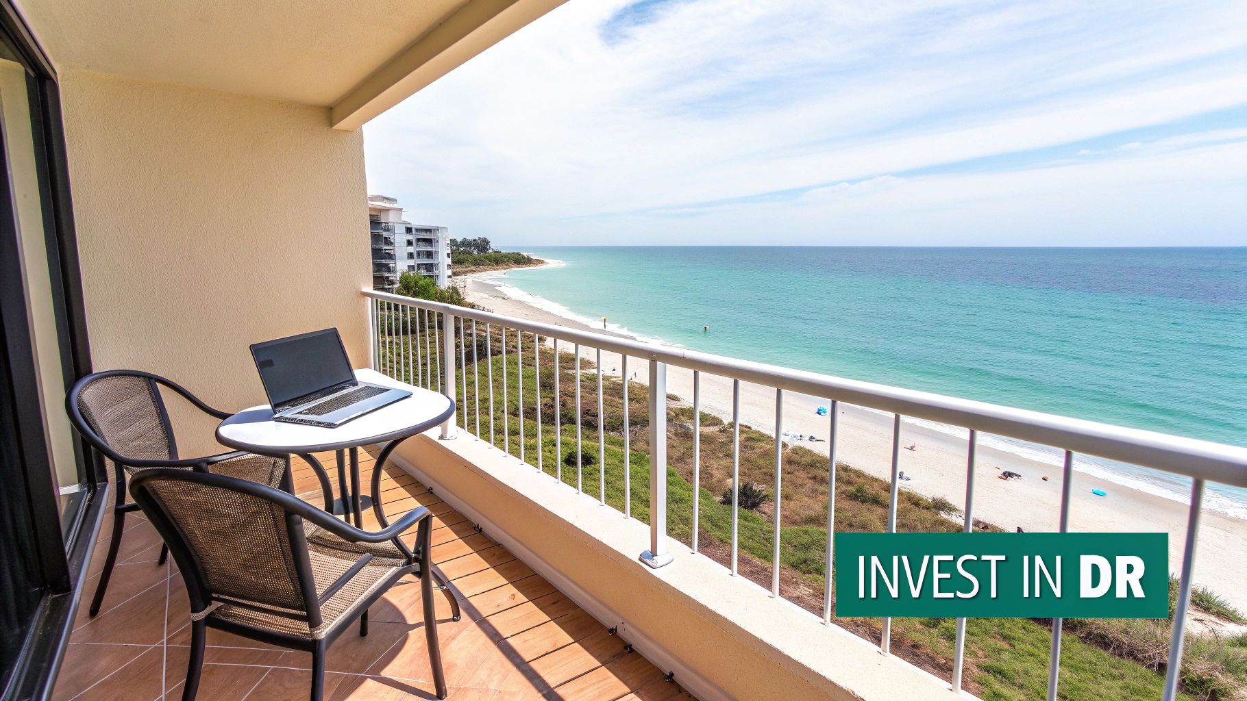 Exuberante paisaje tropical con un moderno desarrollo de condominios en Las Terrenas, República Dominicana.